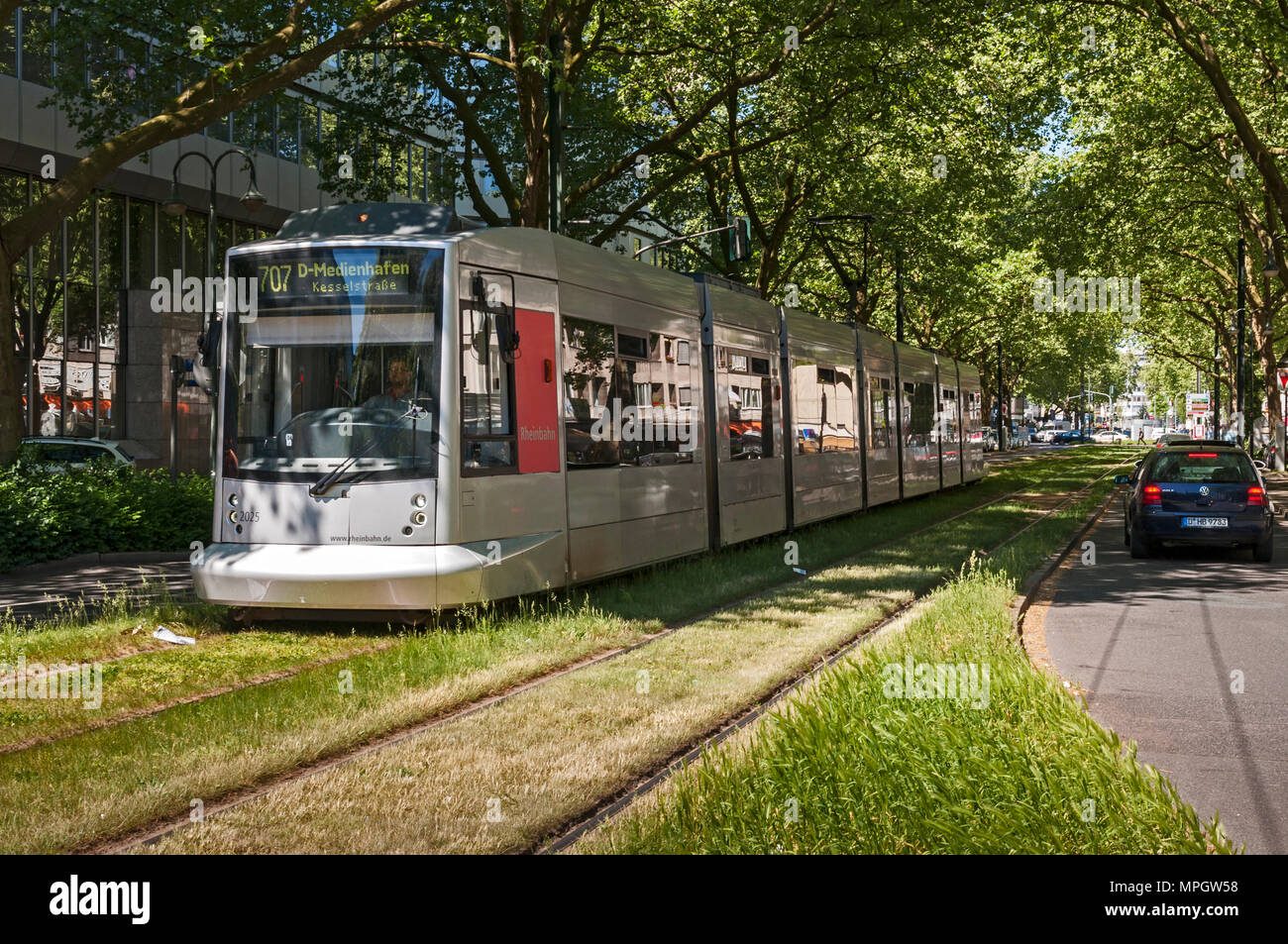 Straßenbahn auf der Immermannstraße in Düsseldorf, NRW, Deutschland. Stockfoto