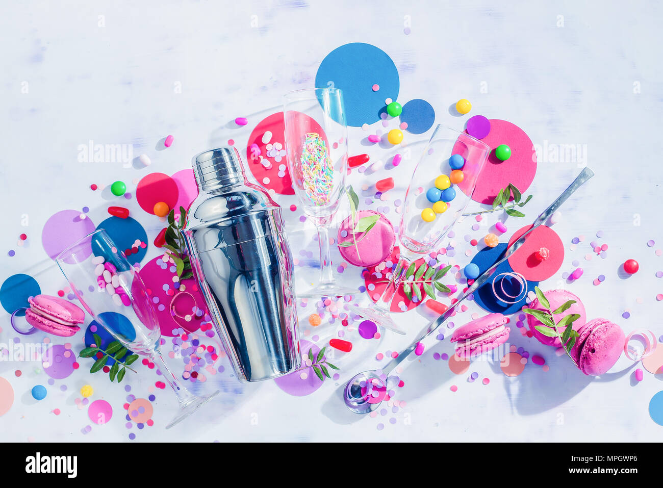 Shaker, Strohhalme und Cocktailgläser flach auf einen weißen Hintergrund mit Konfetti, Bonbons und Süßigkeiten. Party trinken Konzept mit kopieren. Stockfoto