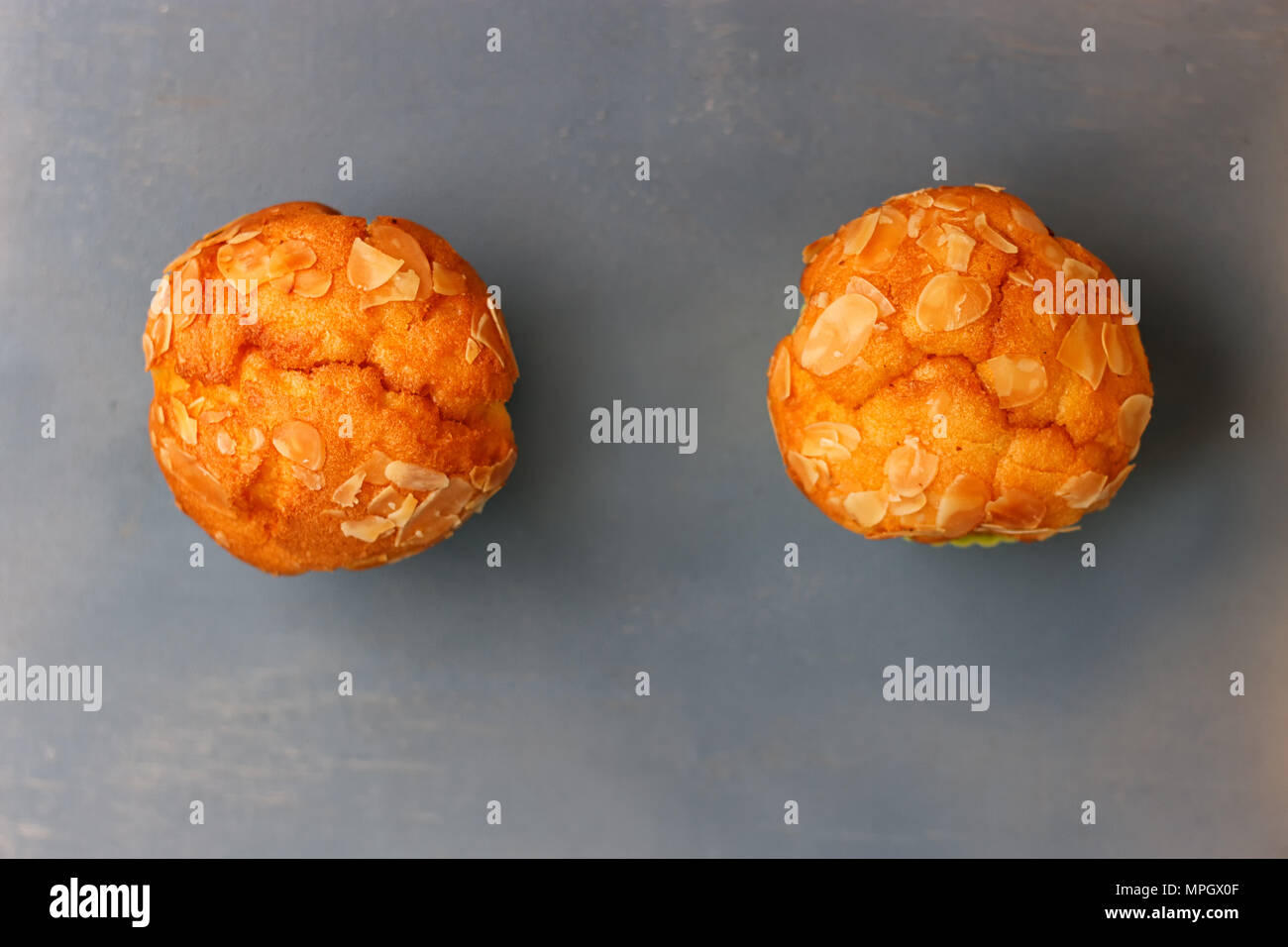 Muffins in Silikon Dosen auf einem blauen Hintergrund Stockfoto