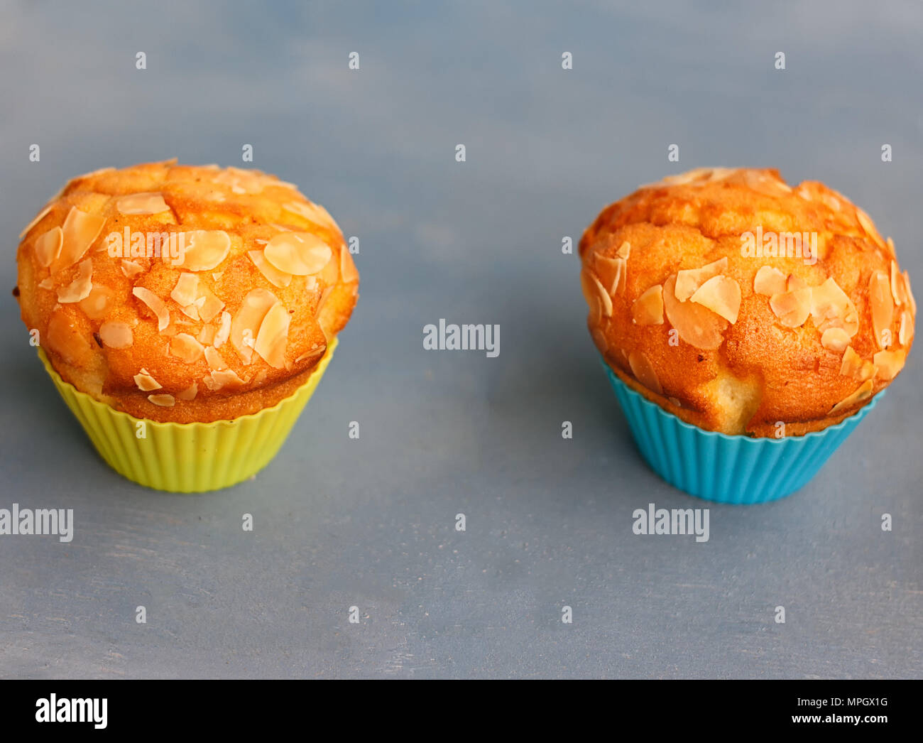Muffins in Silikon Dosen auf einem blauen Hintergrund Stockfoto