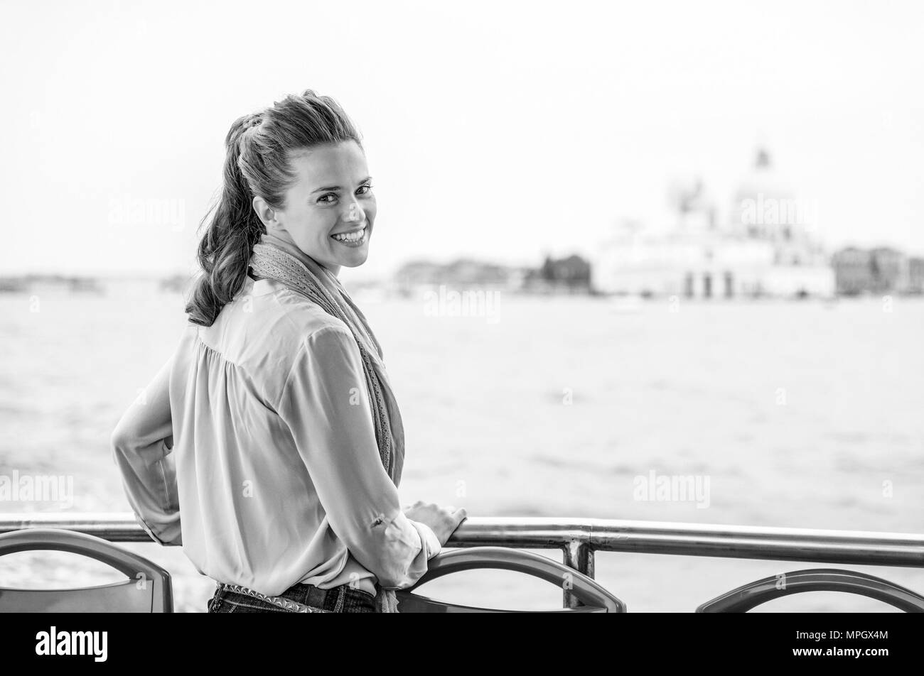 Lächelnde junge Frau Reise durch Venedig Wasserbus Stockfoto