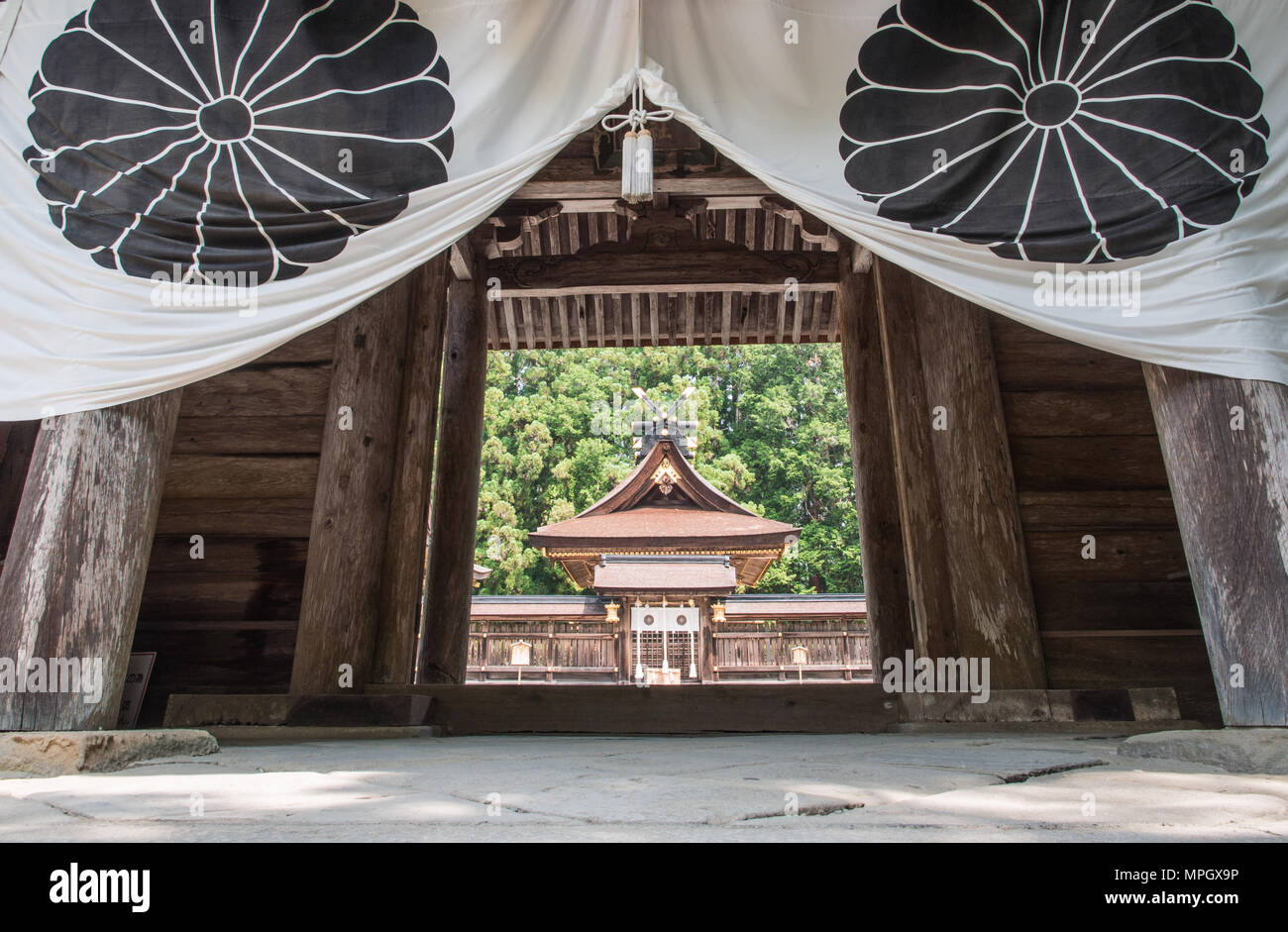 Shinmon Main Gate mit Honden Gebäude darüber hinaus. Weltkulturerbe schrein Kumano Hongu Taisha,, Präfektur Wakayama, Japan Stockfoto