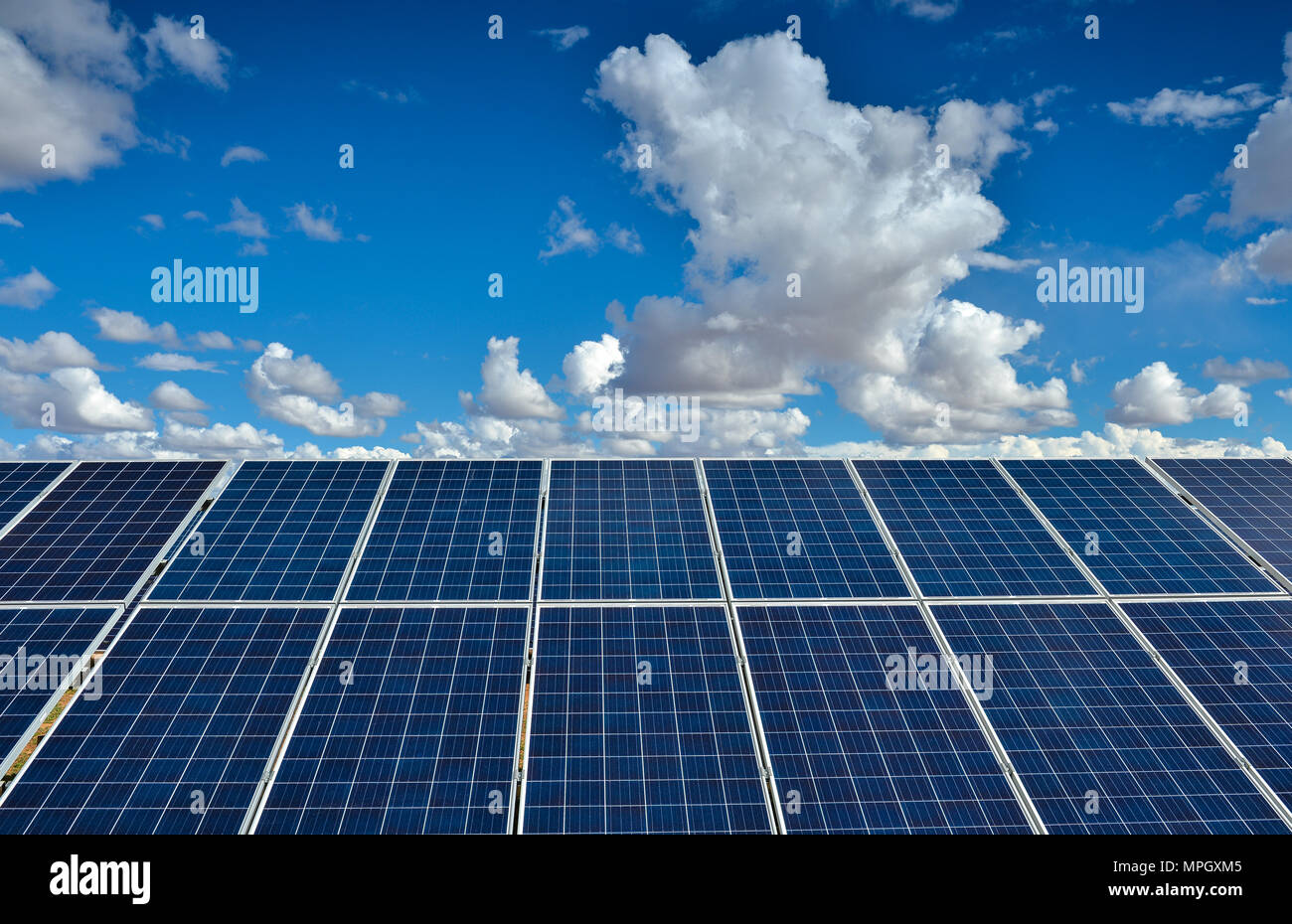 DE AAR, SÜDAFRIKA - Mittwoch, 16. März 2016, der größten Solarparks in der südlichen Hemisphäre von Solar Kapital außerhalb De Aar. Stockfoto