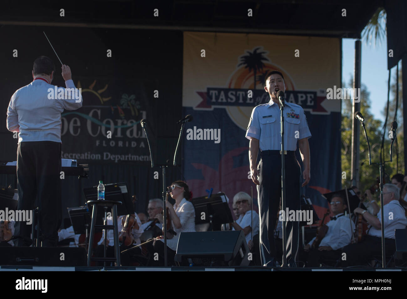 Master Sgt. Benjamin Park, US Air Force singenden Sergeants ensemble Bariton Sänger, führt "Ol' Man River" mit Gulf Coast Symphony in Cape Coral, Fla., Nov. 26, 2017. Die Zusammenarbeit war die endgültige Leistung in einem einwöchigen Community Outreach Tour für die singenden Sergeants. Das Ensemble eine Vielzahl von beliebten Hits aus den 40s und 50s, sowie eine Auswahl der klassischen Chorliteratur, die für Zielgruppen im Zentrum von Florida. (U.S. Air Force Foto von Airman 1st Class Rustie Kramer) Stockfoto