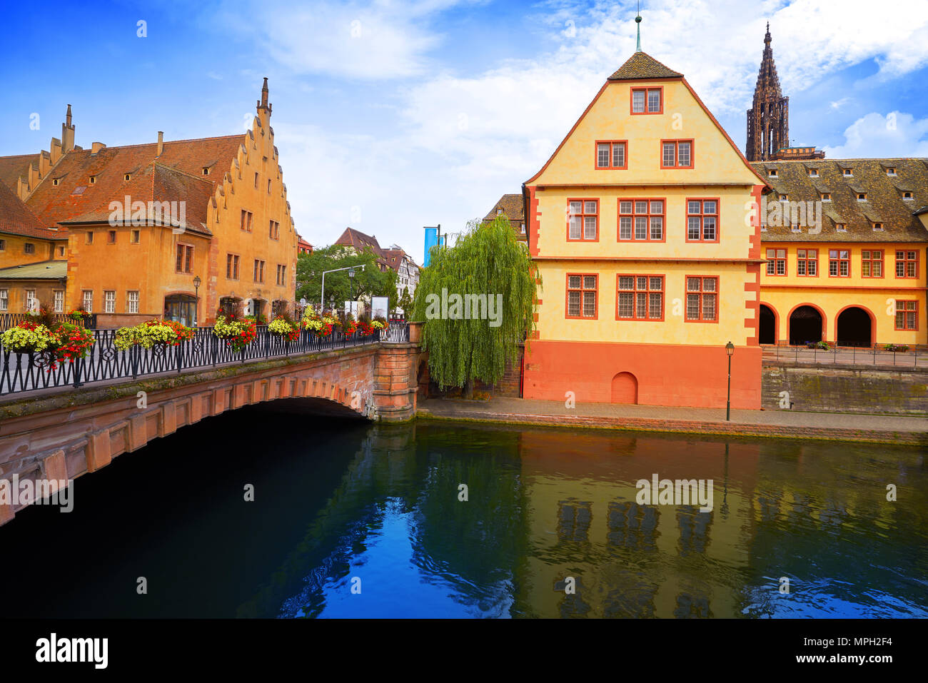 Die Stadt Straßburg Fassaden Brücke und den Fluss im Elsass Frankreich Stockfoto