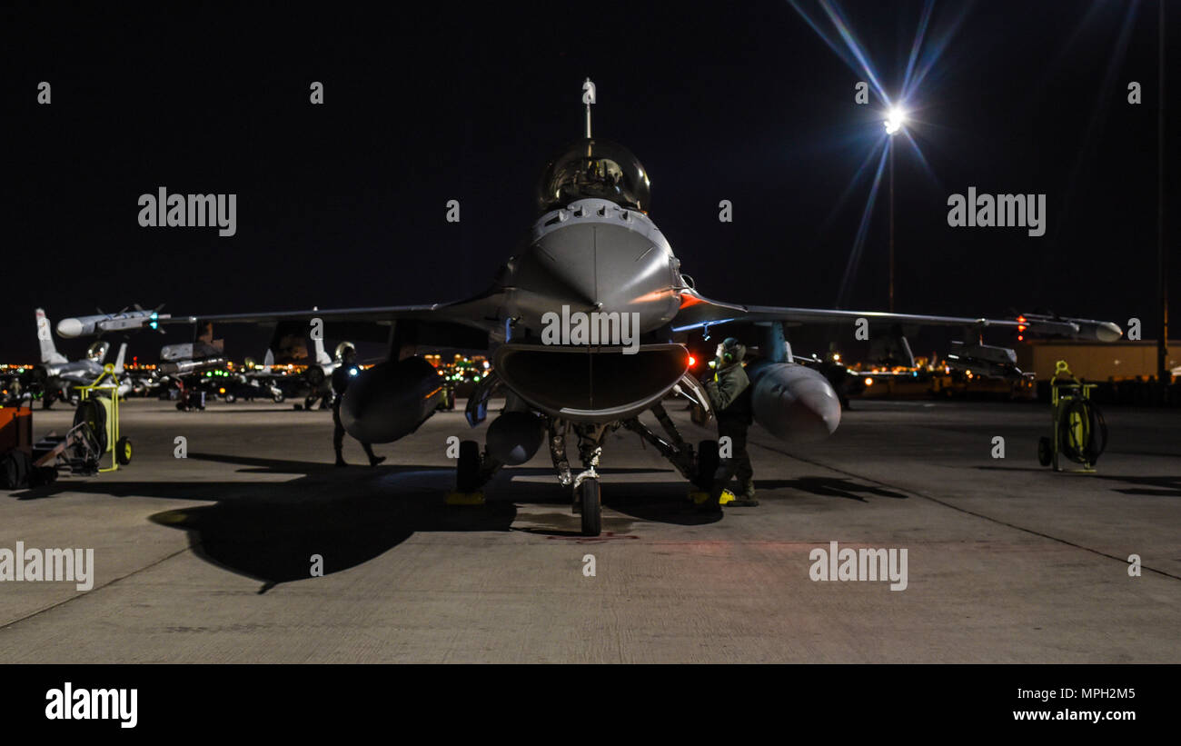 Us Air Force Senior Airman James Knight, eine Crew Chief, 187 Aircraft Maintenance Squadron, Montgomery Regional Air National Guard Base, Ala, führt Preflight Checks für die US-Luftwaffe Kapitän Don "Jab" Roney, Kampfpilot, 100 Fighter Squadron, während Red Flag 17-2 an der Nellis Air Force Base, Nev Red Flag führt Übungen während der Stunden der Dunkelheit für geringe Sichtbarkeit Umgebungen zu trainieren. (U.S. Air National Guard Foto von Airman 1st Class Hayden Johnson) Stockfoto