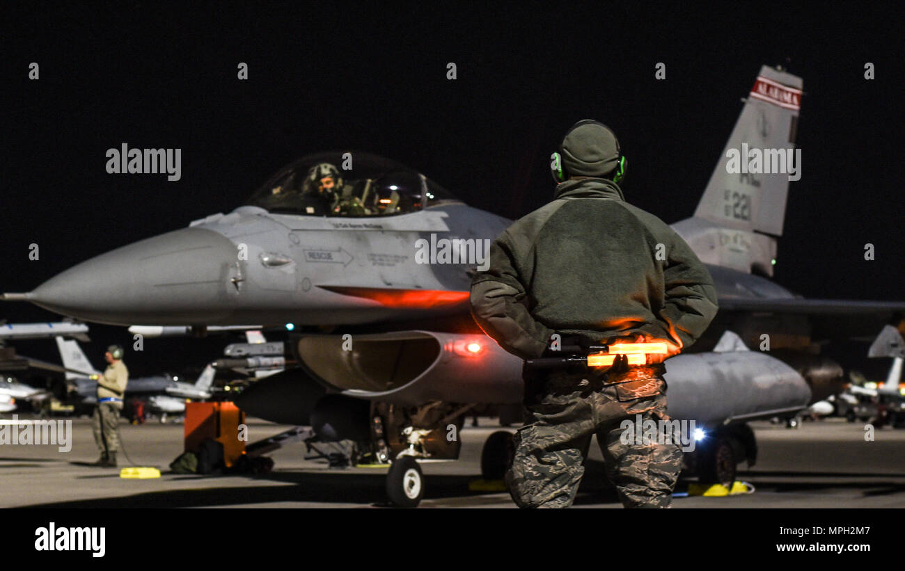 Us Air Force Senior Airman James Knight, eine Crew Chief, 187 Aircraft Maintenance Squadron, Montgomery Regional Air National Guard Base, Ala, wartet nach Rangierung der US-Luftwaffe Kapitän Don "Jab" Roney, Kampfpilot, 100 Fighter Squadron, 28. Februar 2017, während der Red Flag 17-2 an der Nellis Air Force Base, Nev Red Flag bietet eine Reihe von intensiven Luft-zu-Luft-Szenarien für das fliegende Personal und das Bodenpersonal in die ihre Bekämpfung Bereitschaft und Effizienz der zukünftigen realen Welt Missionen erhöhen wird. (U.S. Air National Guard Foto von Airman 1st Class Hayden Johnson) Stockfoto