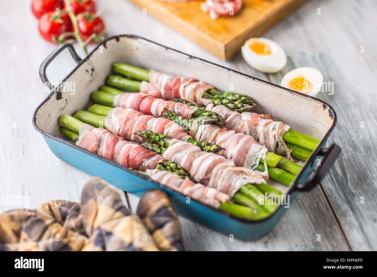 Leckeres Essen Speck umwickelt Spargel in der Pfanne. Stockfoto