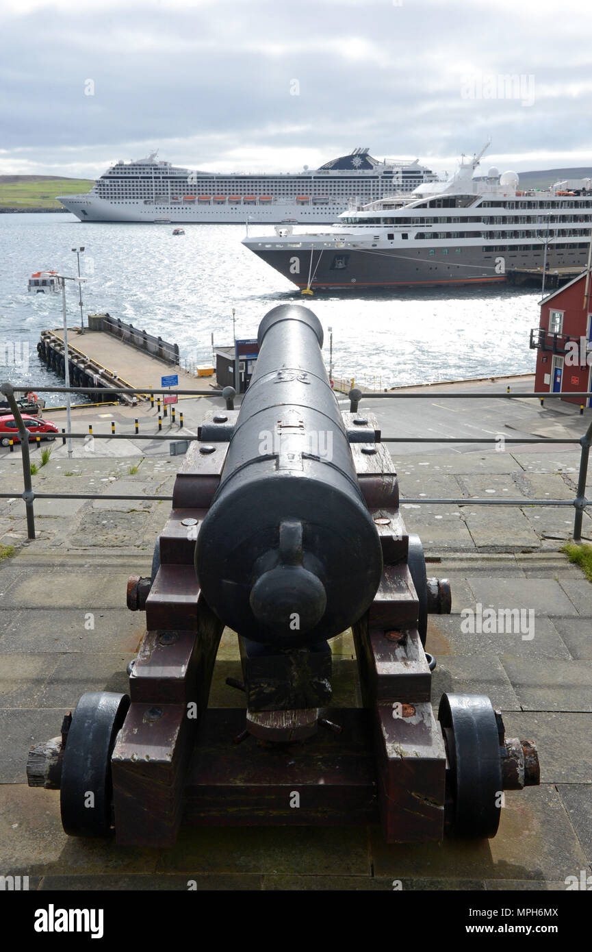 Kreuzfahrtschiffe in Lerwick Hafen mit Angebote zu übersetzende zum Ufer, von Fort Charlotte Lerwick mit Kanonen in die Vermittlung genommen Stockfoto