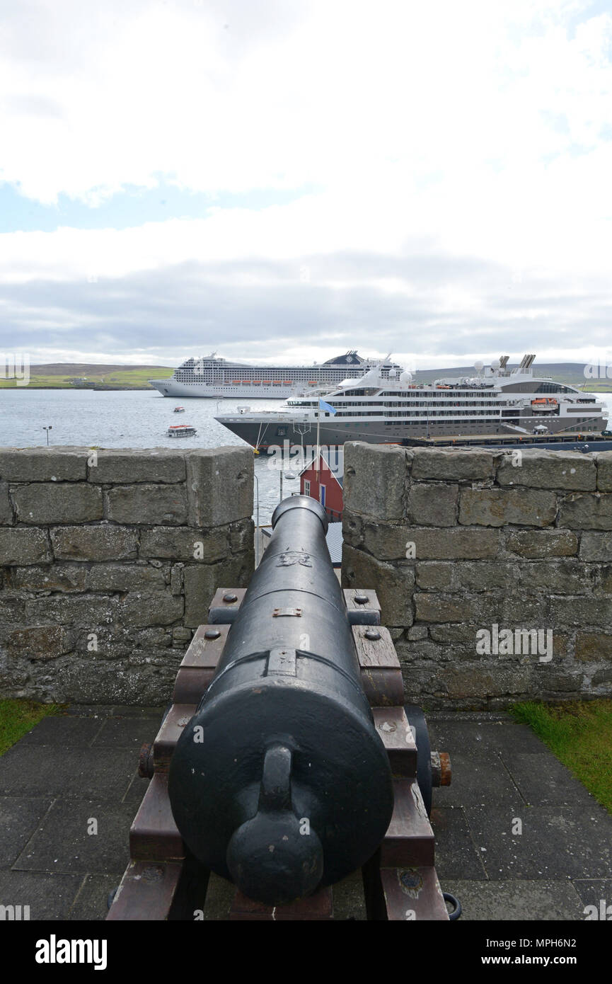 Kreuzfahrtschiffe in Lerwick Hafen mit Angebote zu übersetzende zum Ufer, von Fort Charlotte Lerwick mit Kanonen in die Vermittlung genommen Stockfoto