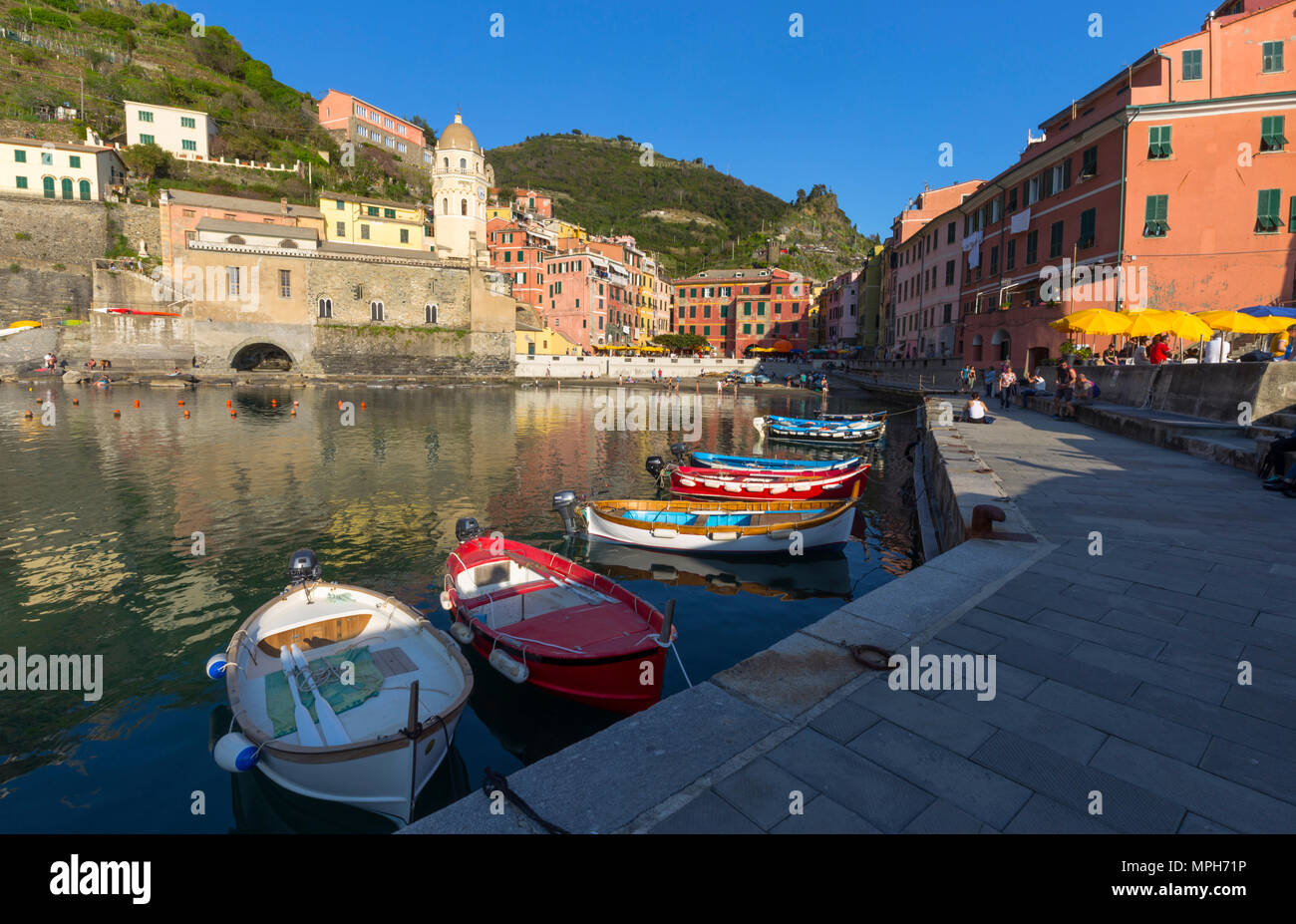 Seehafen von Vernazza Dorf, La Spezia, Ligurien, Italien Stockfoto