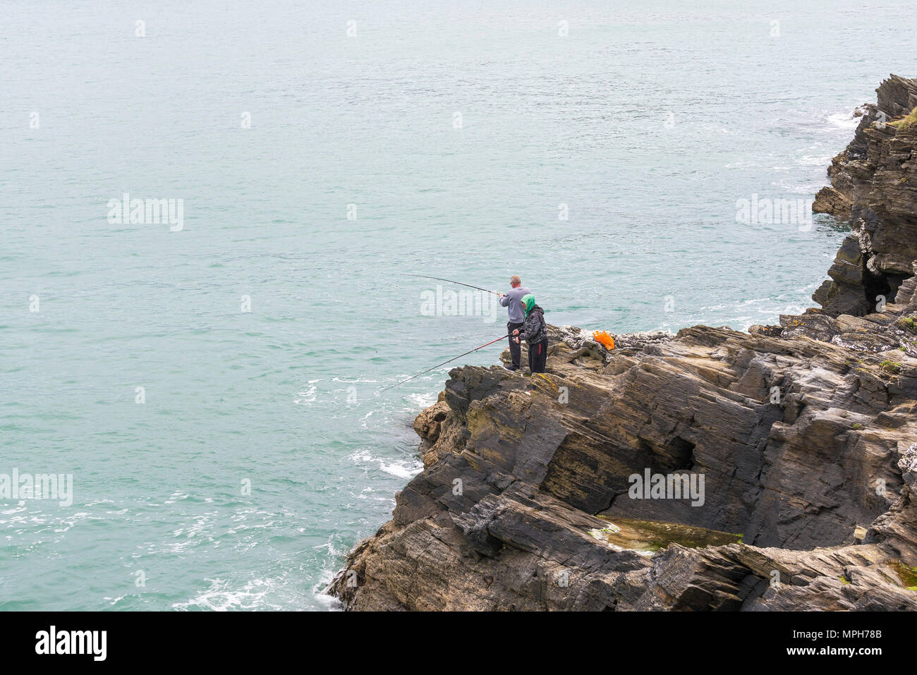 Angler Angeln vom Felsen in Newquay in Cornwall. Stockfoto