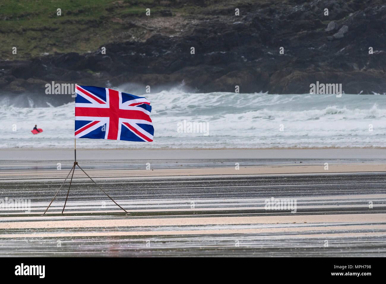 Eine Union Flag flattern bei windigem Wetter als Marker auf den Fistral Beach in Newquay in Cornwall verwendet wird. Stockfoto