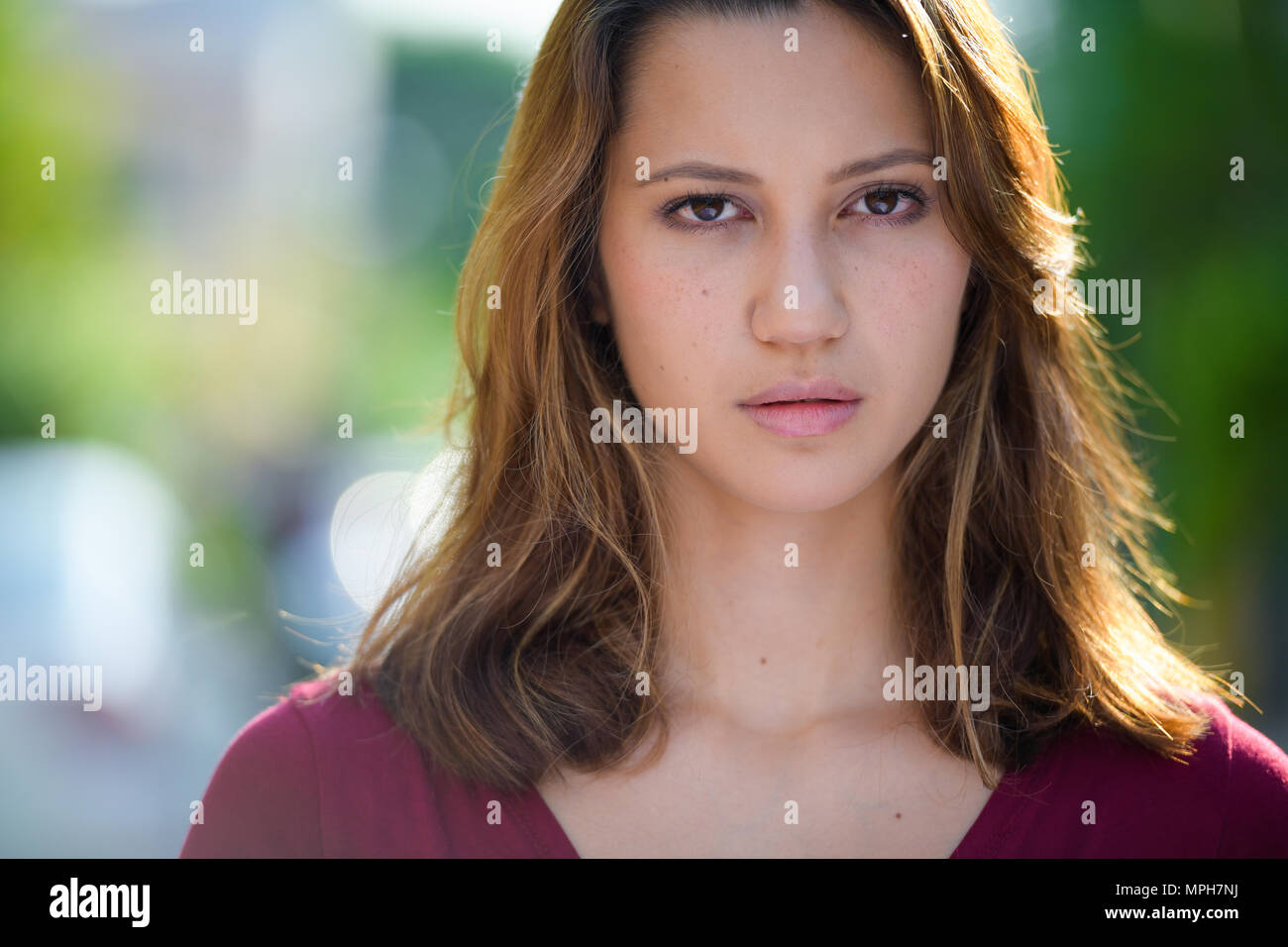 Junge schöne multi-ethnischen Frau in den Straßen im Außenbereich Stockfoto