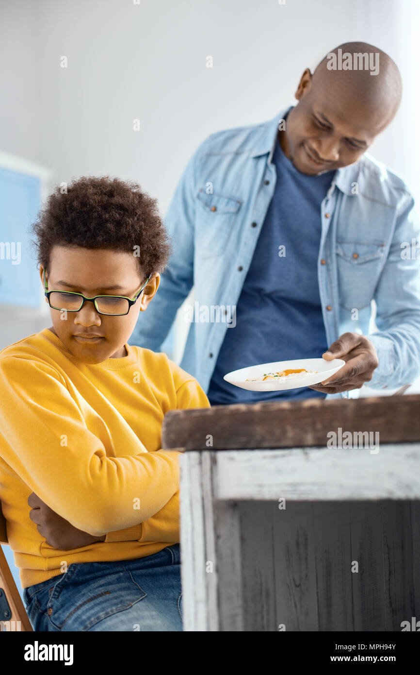 Pflege junger Vater mit Sohn Spiegelei zum Frühstück Stockfoto