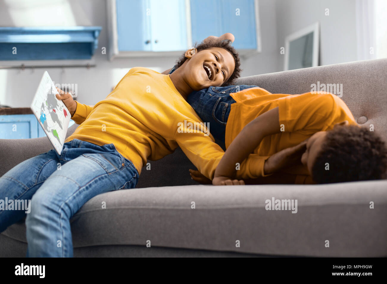 Fröhlichen jungen Kitzeln einander während der junge Studium Geographie Stockfoto