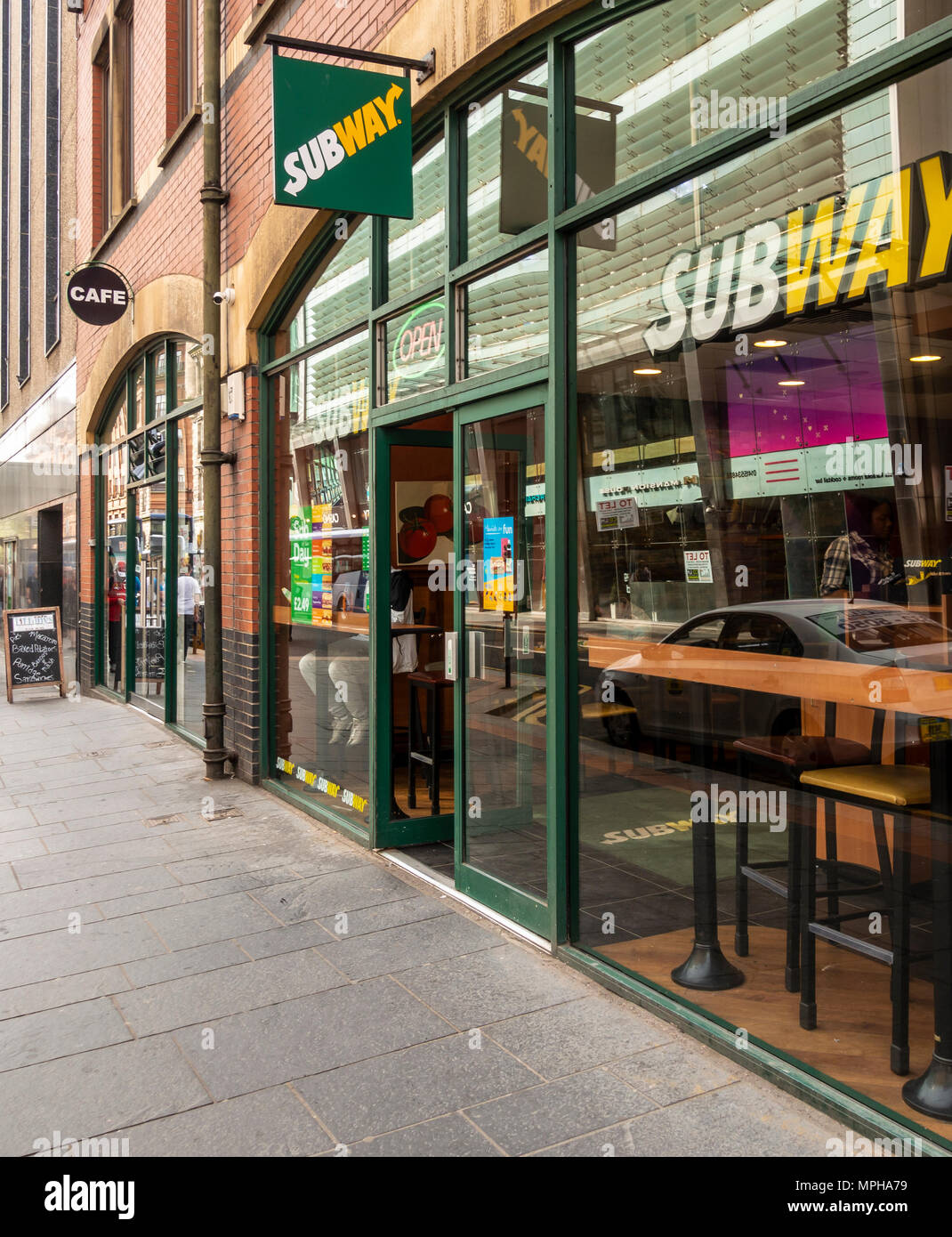 Eingang und Fenster der Subway Sandwich Bar und Tiffany's Cafe, Glassford Street, Merchant City, Glasgow, Schottland, Großbritannien Stockfoto