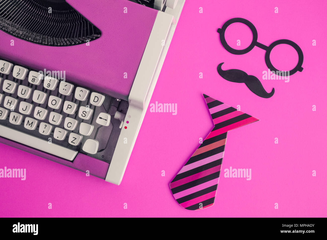 Flach vintage pink Schreibmaschine und Papier stützen in Form von Retro hipster Mann auf Pastell-hintergrund minimal kreatives Konzept. Stockfoto