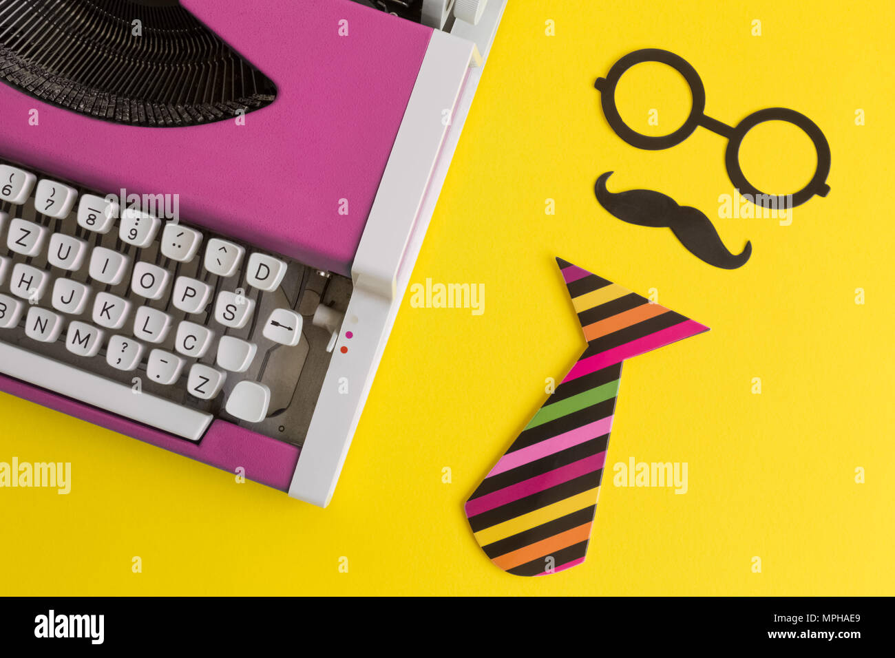 Flach vintage pink Schreibmaschine und Papier stützen in Form von Retro hipster Mann auf gelben Hintergrund minimal kreatives Konzept. Stockfoto