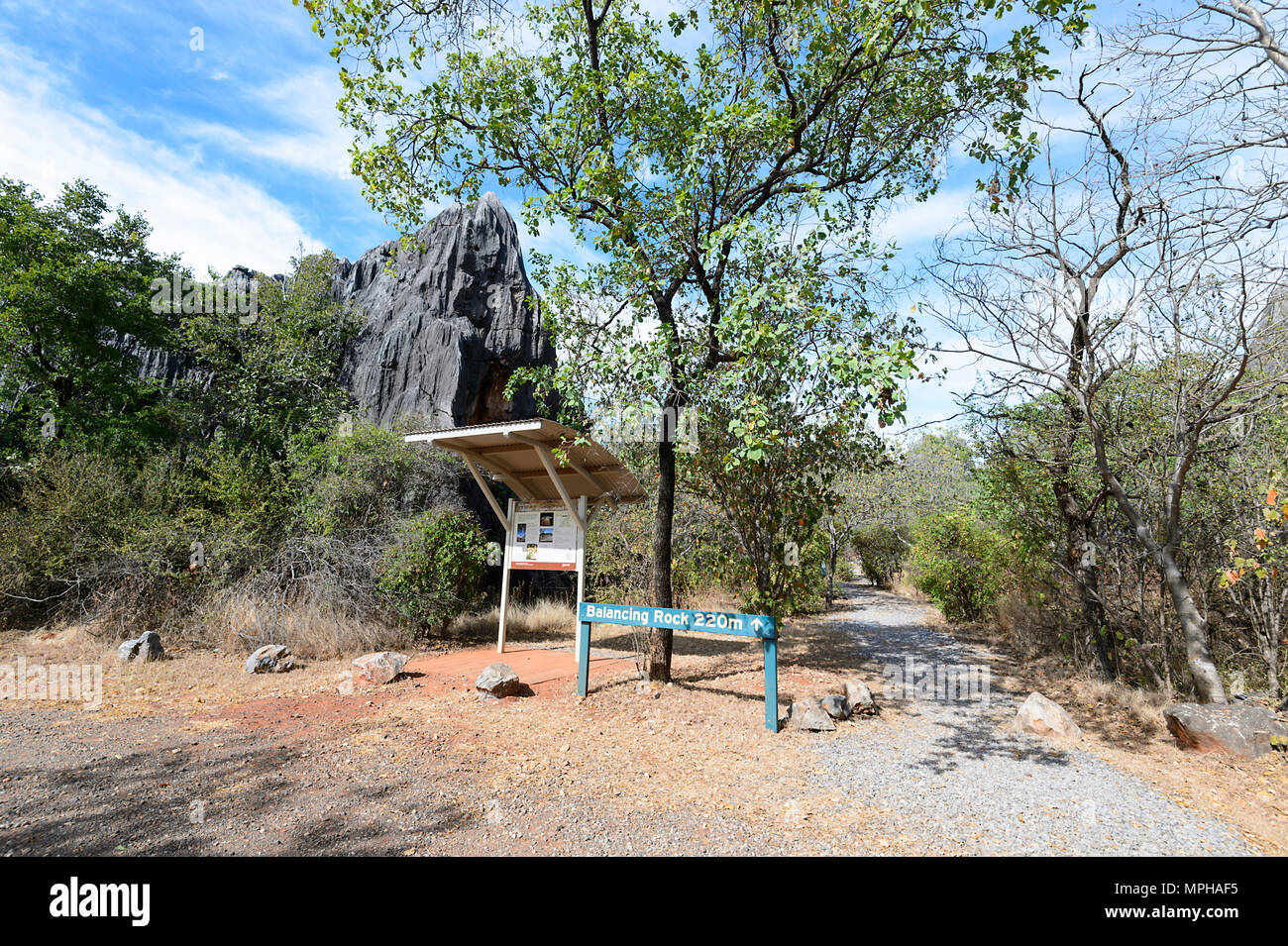 Wanderweg zum Balancing Rock, einer spektakulären Felsformation aus Kalkstein in Chillagoe-Mungana Caves National Park, Far North Queensland, FNQ, QLD, Australien Stockfoto