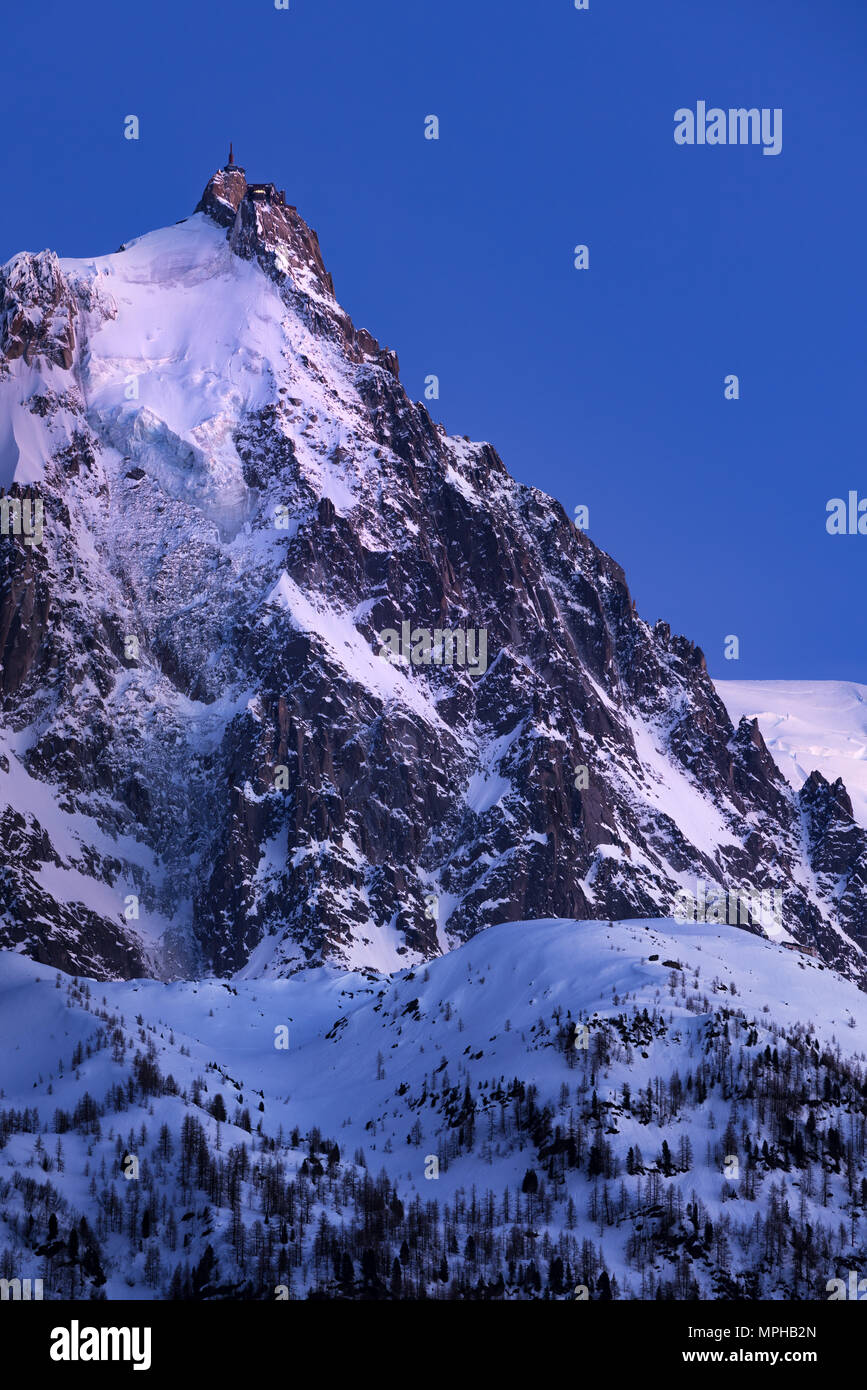 Aiguille du Midi-Nadel in der Dämmerung. Mont Blanc, Chamonix, Haute-Savoie, Alpen, Frankreich Stockfoto