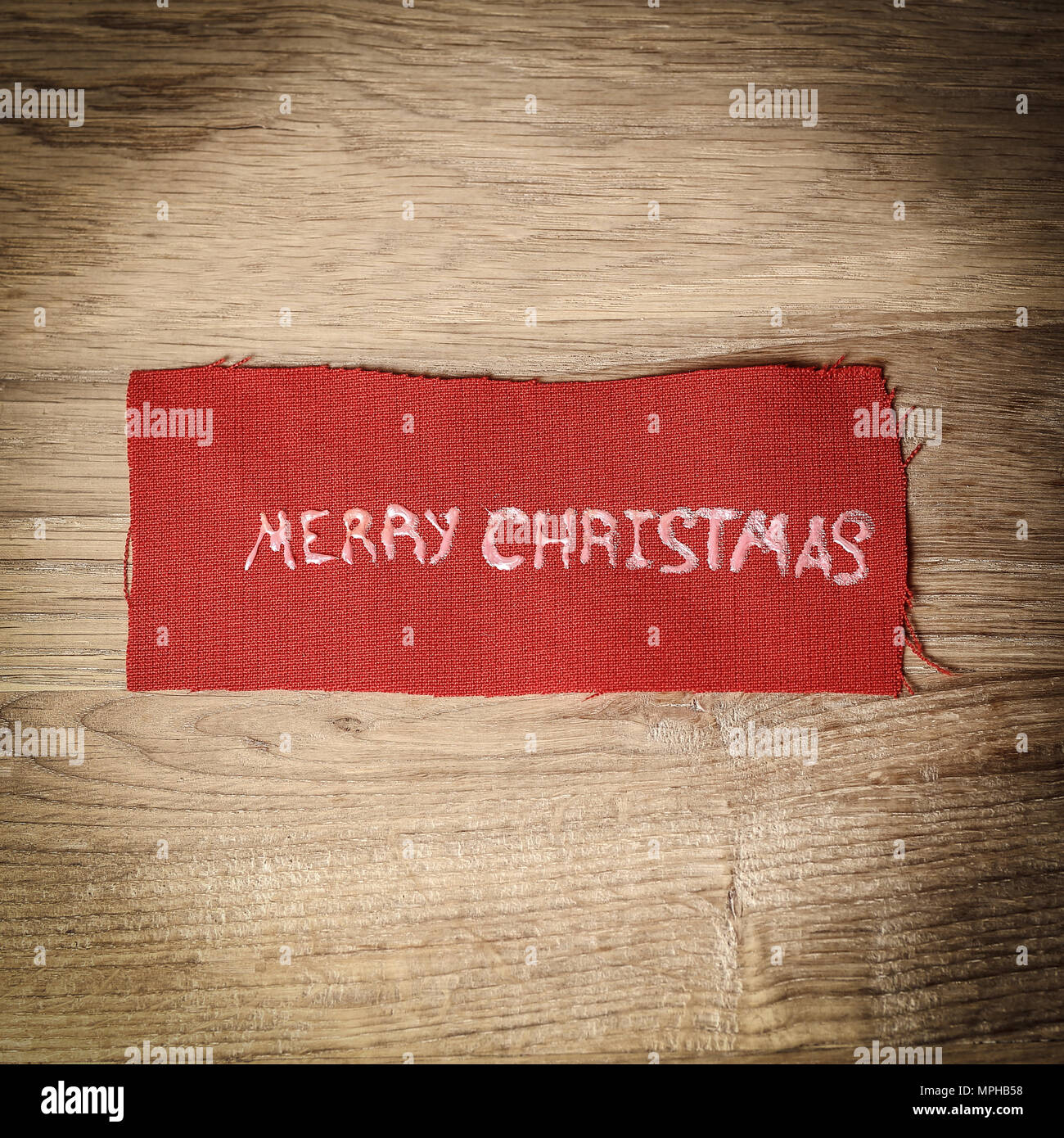 Weihnachten Hintergrund. Die Aufschrift frohe Weihnachten auf Holz Stockfoto