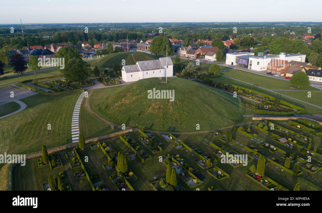 Unesco-Weltkulturerbe in Jelling in Dänemark mit den Grabhügeln, wo der erste König und Königin von Dänemark im 10. Jahrhundert begraben wurde. Stockfoto