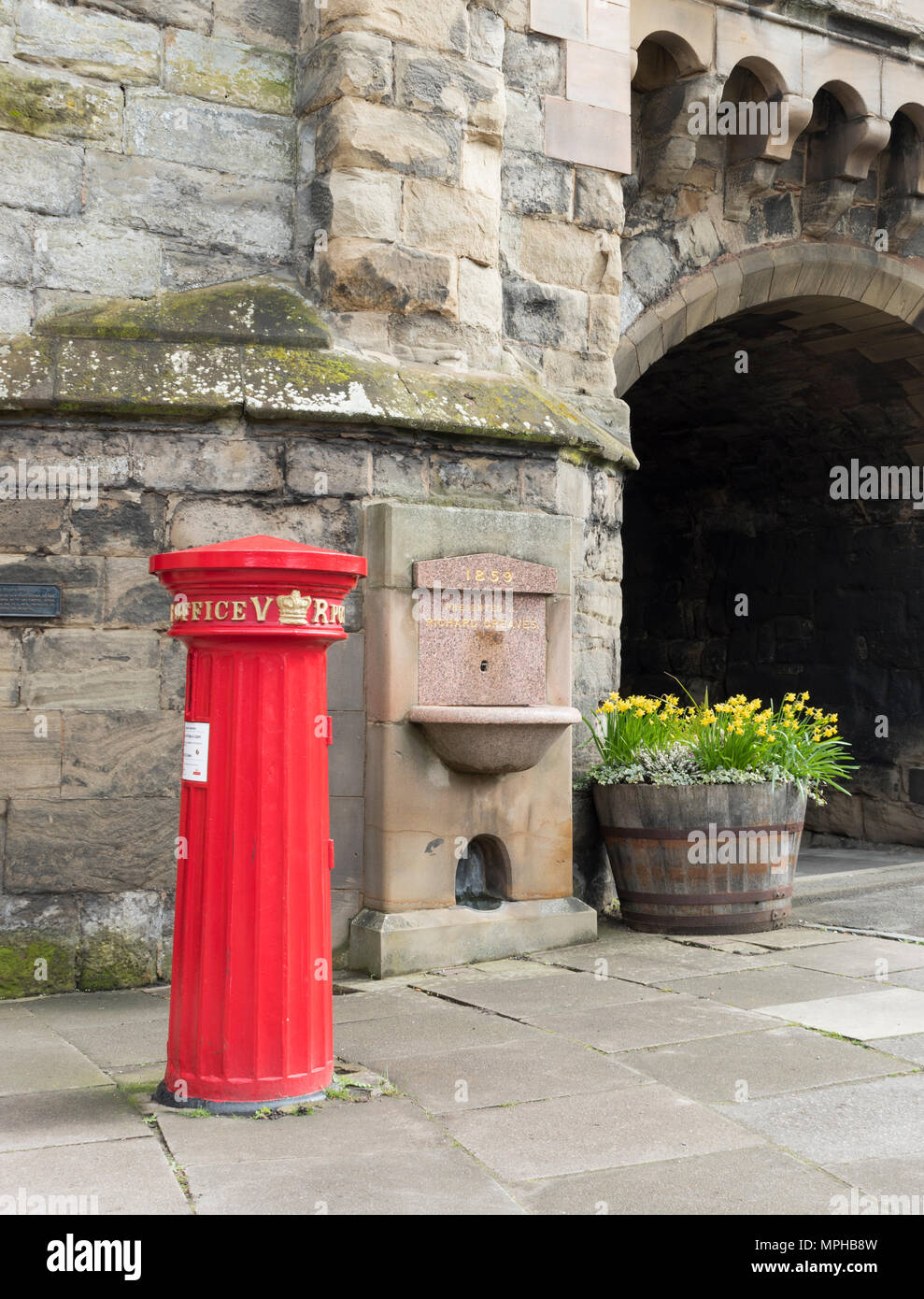 Viktorianische rote Säule Post Box in Warwick, Großbritannien Stockfoto