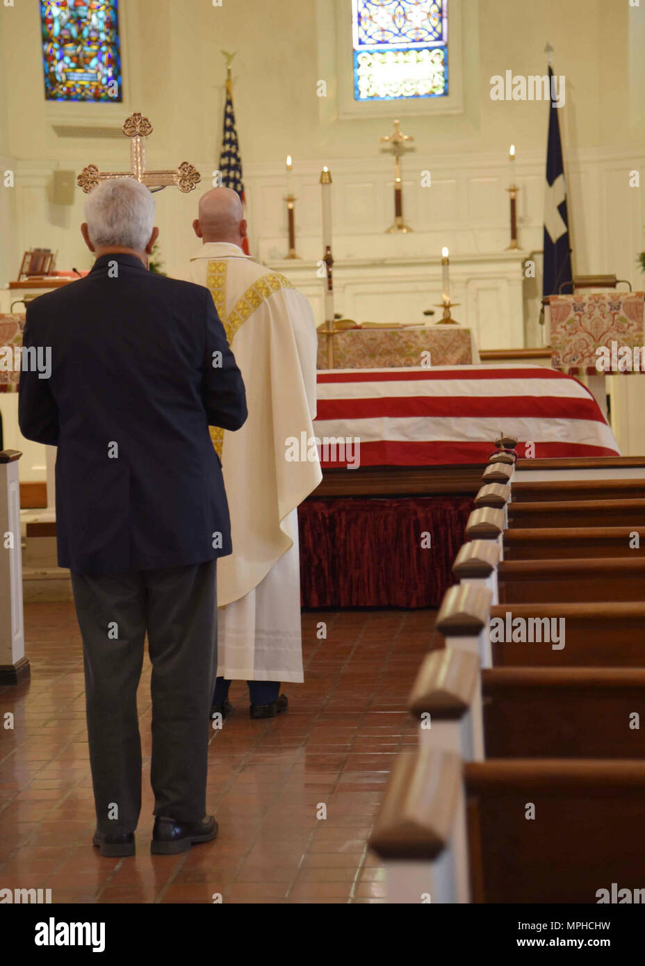 Armee Master Sgt. Joseph Durakovich, 30, von Gary, Indiana, entfielen auf Nov. 1, 2016, 10 April, 2017 begraben wurde, in Arlington National Cemetery in der Nähe von Washington, D.C. Ende November 1950, Durakovich war Mitglied der Firma G, 5th Cavalry Regiment, 1.Kavallerie Division, zur Gründung einer defensiven Position in Pongmyong-ni östlich von Kuni-ri, Nordkorea, wenn Sie von der Chinese People's ehrenamtliche Kräfte (CPVF) angegriffen wurden. Die Amerikaner waren immer wieder angegriffen, als sie zog sich entlang der Route zu Samso - ri, und trafen sie auf eine strassensperre sie nicht durchbrechen konnte. Folgenden th Stockfoto