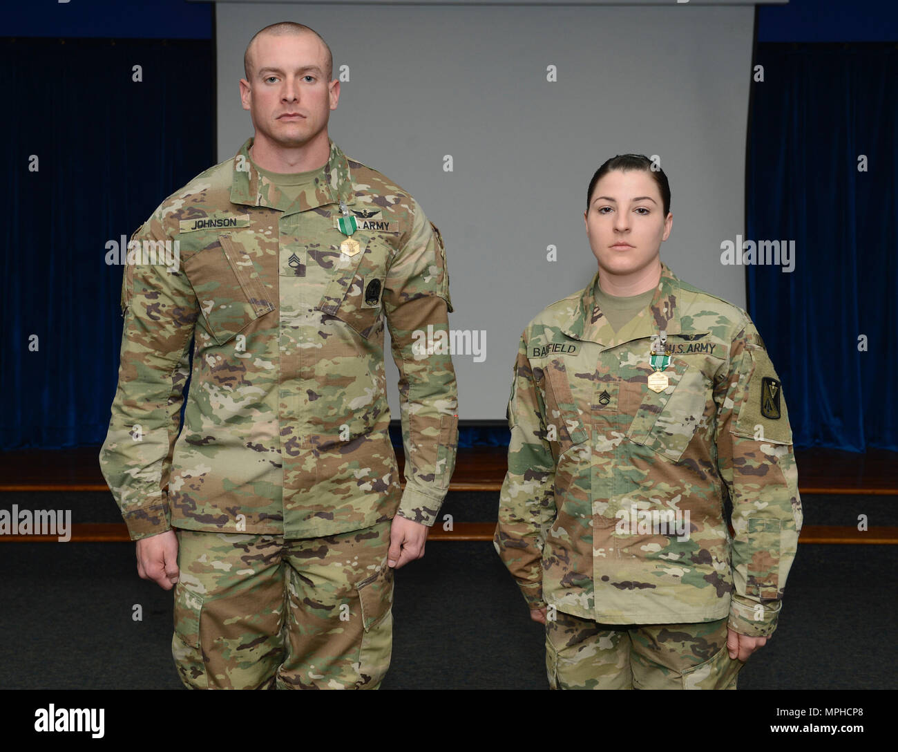 U.S. Army Staff Sgt. Mathew Johnson, Charlie Company, 210th Aviation Regiment, 128 Aviation Brigade Kursleiter erwarb den Titel des NCO des Jahres und der US-Army Staff Sgt. Bretagne Barfield, Delta Co., 222Nd Aviation Vo, 128 Avn. Bde. platoon Sergeant erwarb den Titel der Erweiterte individuelle Schulung Platoon Sergeant des Jahres am Joint Base Langley-Eustis, Virginia, 9. März 2017. Johnson und Barfield wird die 128 Avn darstellen. Bde. Während der U.S. Army Aviation Center des Wettbewerbs "Excellence in Fort Rucker, Ala (U.S. Air Force Foto/Airman 1st Class Kaylee Dubois) Stockfoto