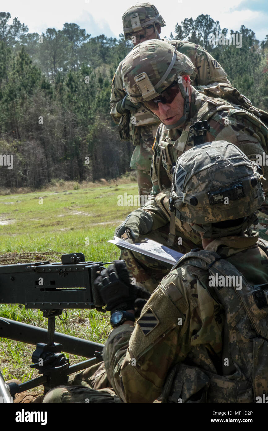 Command Sgt. Maj. Scott C. Schroeder, command Sergeant Major der US-Armee den Befehl, Besuche mit Soldaten der 1 Bataillon 9 Field Artillery Regiment, 3 Infanterie Division Artillerie, während ein Feld training März 8, 2017 at Fort Stewart, Ga. Schroeder tourte Stewart mit 3.inf zu engagieren. Div. Soldaten und Führer, Schulung und Prüfung Wartung Programme beobachten. (U.S. Armee Foto: Staff Sgt. Nikki Felton/Freigegeben) Stockfoto