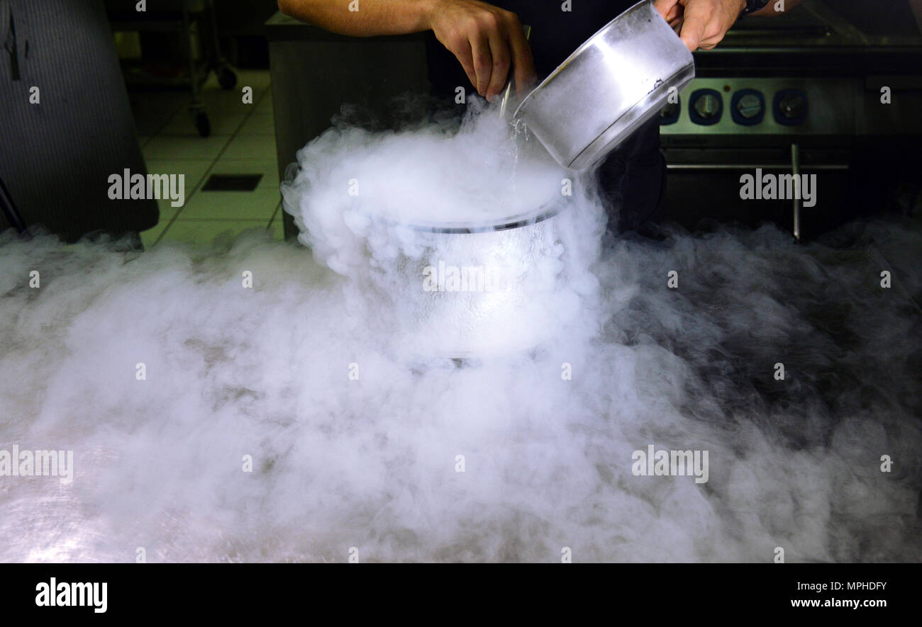 Die Eis mit flüssigem Stickstoff, professionelles Kochen Stockfotografie -  Alamy