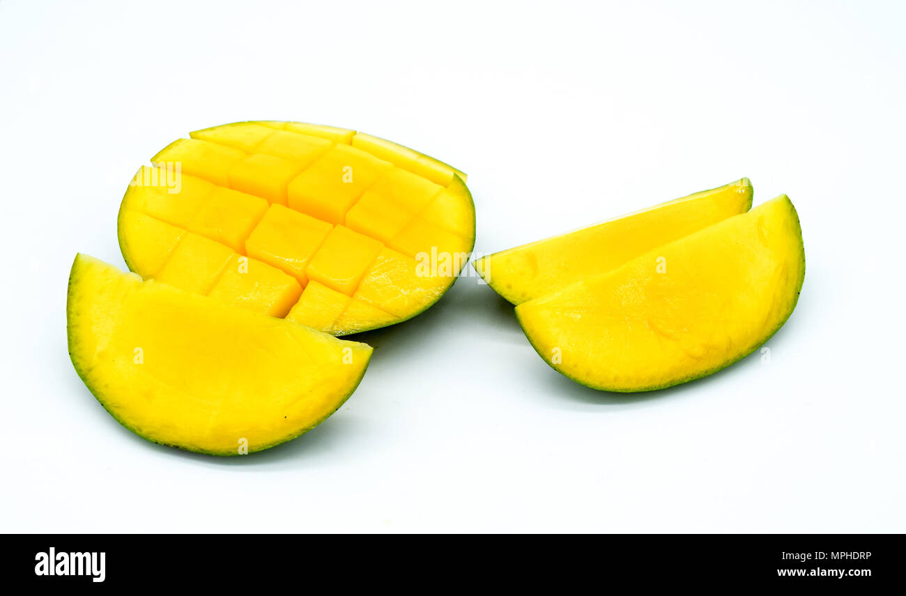 Mango Slices, abgehackte Mangofrucht auf weißem Hintergrund Stockfoto