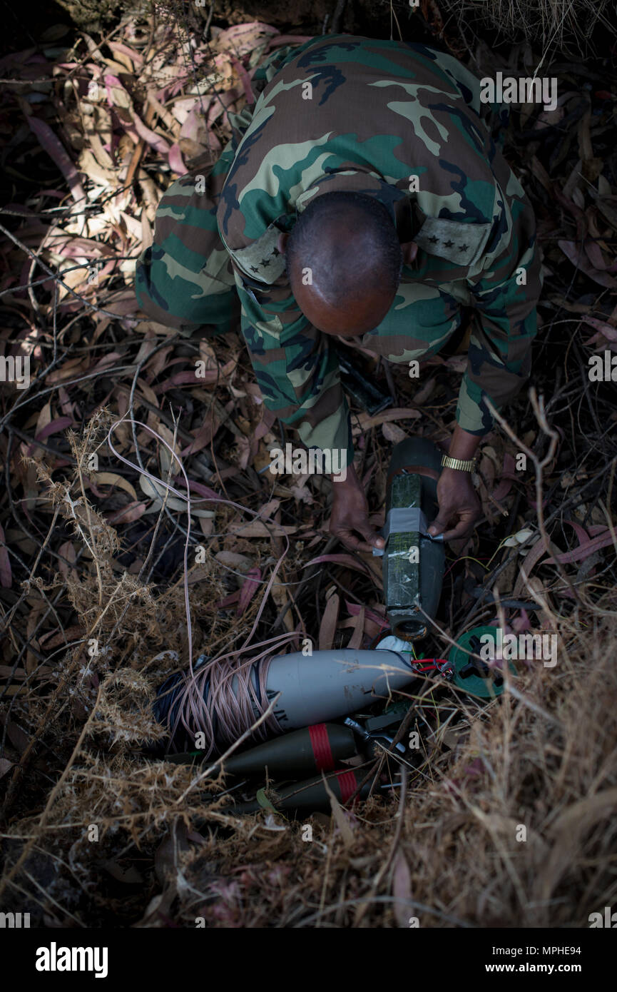 Us Navy die Beseitigung von Explosivstoffen Segler, Zug Mitglieder der Äthiopischen National Defence Force (endf) auf Improvised Explosive Device Ermittlung und Beseitigung Techniken in der Nähe von Addis Ababa, Äthiopien, Jan. 23, 2017. Der Grund für diese Ausbildung ist der ENDF ein besseres Verständnis von Sprengkörpern, dem Sie begegnen könnten und ihnen die Fähigkeiten, die benötigt werden, um sicher zu solcher Geräte entsorgen zu geben. (U.S. Air Force Foto: Staff Sgt. Kenneth W. Norman) Stockfoto