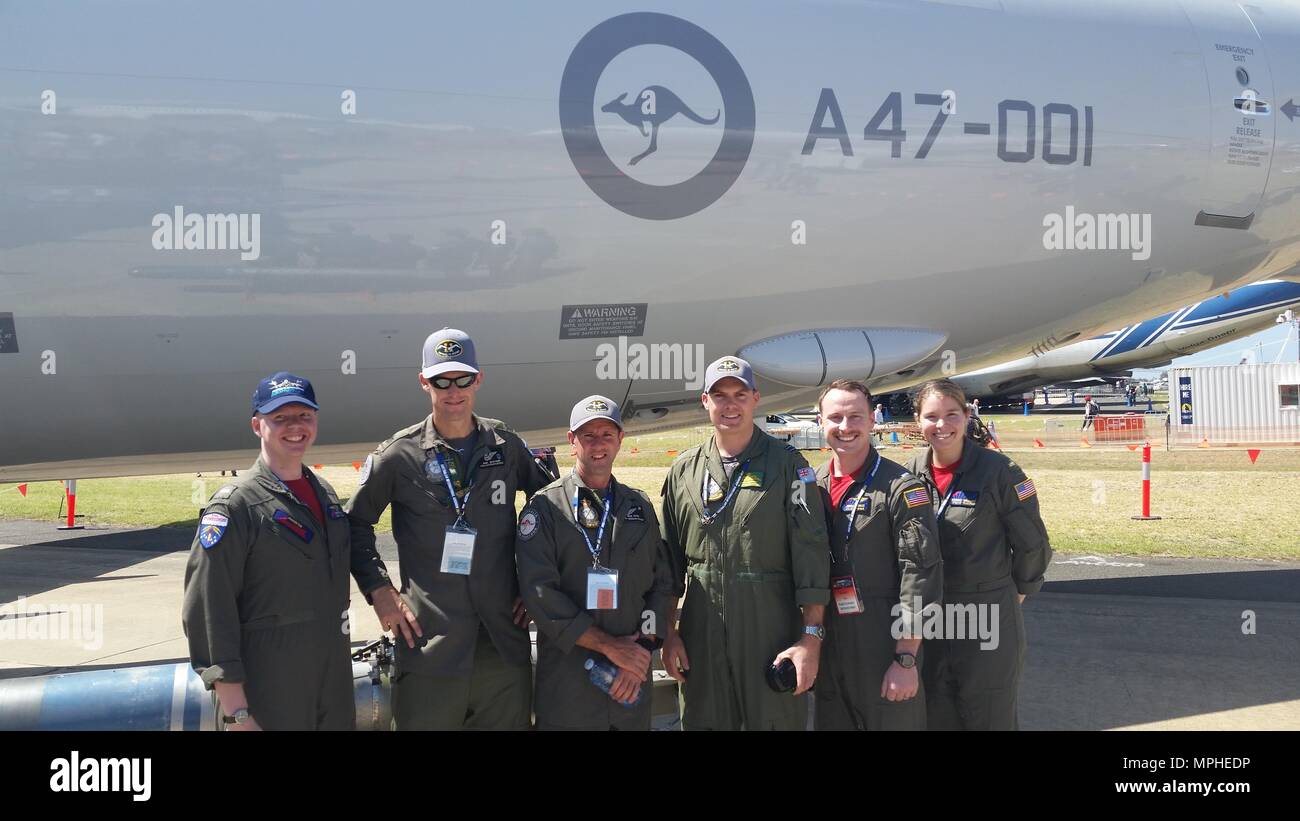 AVALON FLUGHAFEN, Australien (3. März 2017) Lt. j.g. Jordan Waite, Lt. j.g. Jordan Stills, und Ens. Brooke Williams pose mit einer Royal Australian Air Force (RAAF) Geschwader vor einem Australischen P-8 A. Patrol Squadron 10 (VP-10) schickte eine Loslösung der Roten Lancers nach Australien zu präsentieren die P-8A in die Avalon Airshow. (U.S. Marine Foto von Masse Kommunikation 3. Klasse Nathan Morin/Freigegeben) Stockfoto