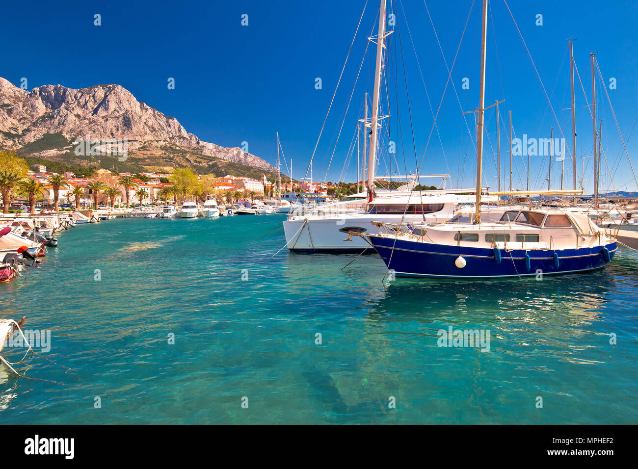 Idyllisches Segeln Küste von Baska Voda, Stadt in Makarska Riviera, Dalmatien, Kroatien Stockfoto