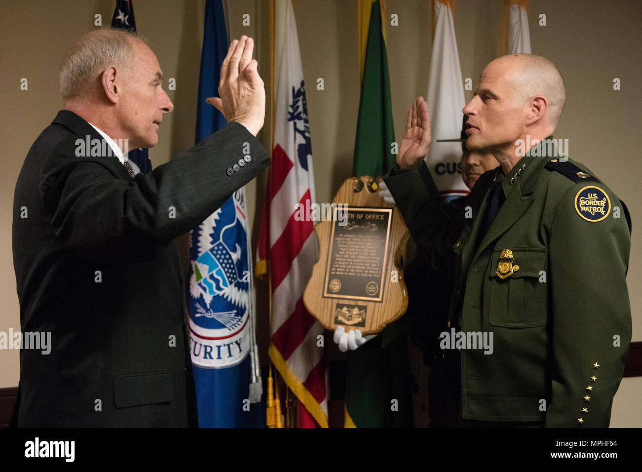 Ronald D. Vitiello wurde der Chef der US-Grenzschutz am 1. Februar 2017. Die offizielle Vereidigung Zeremonie und den Amtseid fand am 14. März 2017. Als Chef der USBP, er für den täglichen Betrieb der U.S. Border Patrol und Berichte verantwortlich ist, der Kommissar der US-amerikanischen Zoll- und Grenzschutzbehörde (CBP), Unterstützung bei der Planung und Leitung allgemein Durchsetzung und administrativen Vorgänge. Das CBP Fotograf: Donna Burton Stockfoto