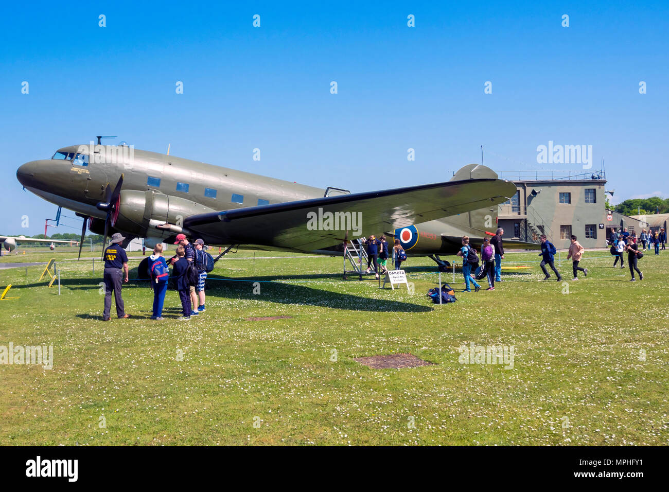 Gruppe von schuljungen Anzeigen einer C47 Douglas Dakota IV transport Frachtmaschine auf Anzeige an der Yorkshire Air Museum, Elvington York GROSSBRITANNIEN Stockfoto