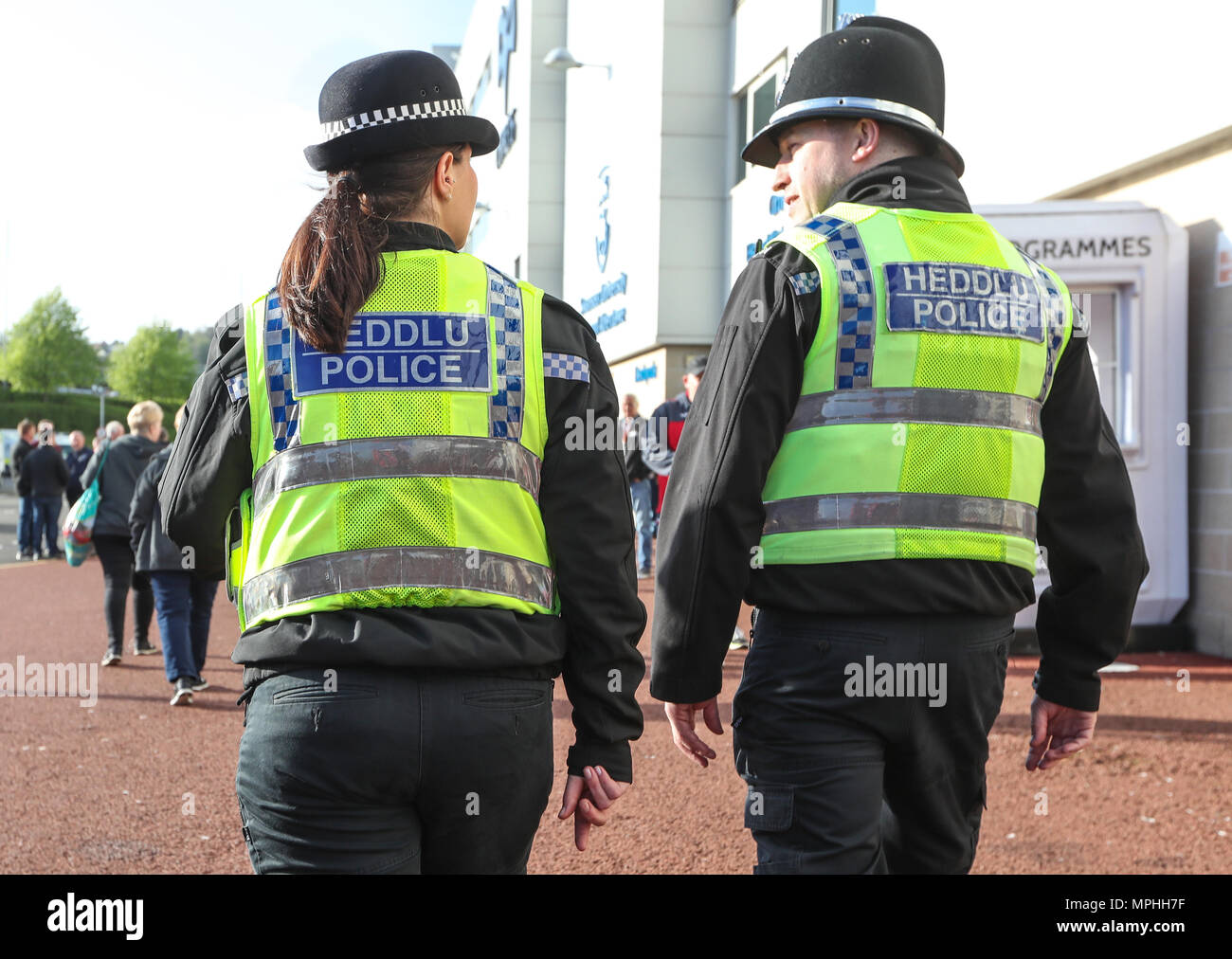 South Wales Polizei Polizisten sind im Einsatz bei einem Fußballspiel in Swansea, Wales Stockfoto