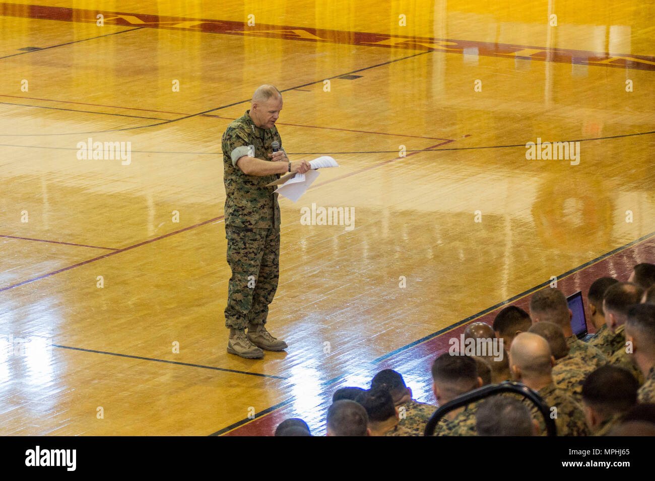 Us Marine Corps Gen. Robert Neller, Kommandant der Marine Corps, spricht mit II Marine Expeditionary Force service Mitglieder, goettge Memorial Field House, Marine Corps Base Camp Lejeune, N.C., 15. März 2017. Neller diskutiert die aktualisierte Social Media Policy und seinen Erwartungen an Würde und Respekt zwischen Marines. (U.S. Marine Corps Foto von Lance Cpl. Ursula V. Estrella) Stockfoto