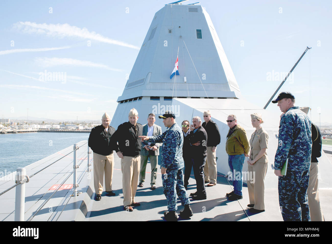 170307-N-RP 435-041 SAN DIEGO (Mar. 7, 2017) die Führung von der Marine Programm Executive Office für Command, Control, Communications, Computer und Intelligenz (C4I) besucht USS Zumwalt (DDG 1000) die neuesten Designs anzeigen und C4I Funktionen an Bord neueste Zerstörer der Marine. Hintere Adm. Carl S. Chebi (zweiter von links) Vor kurzem übernahm die Verantwortung als PEO C4I und PEO Space Systems. (U.S. Marine Foto von Krishna M.Jackson/Freigegeben) Stockfoto