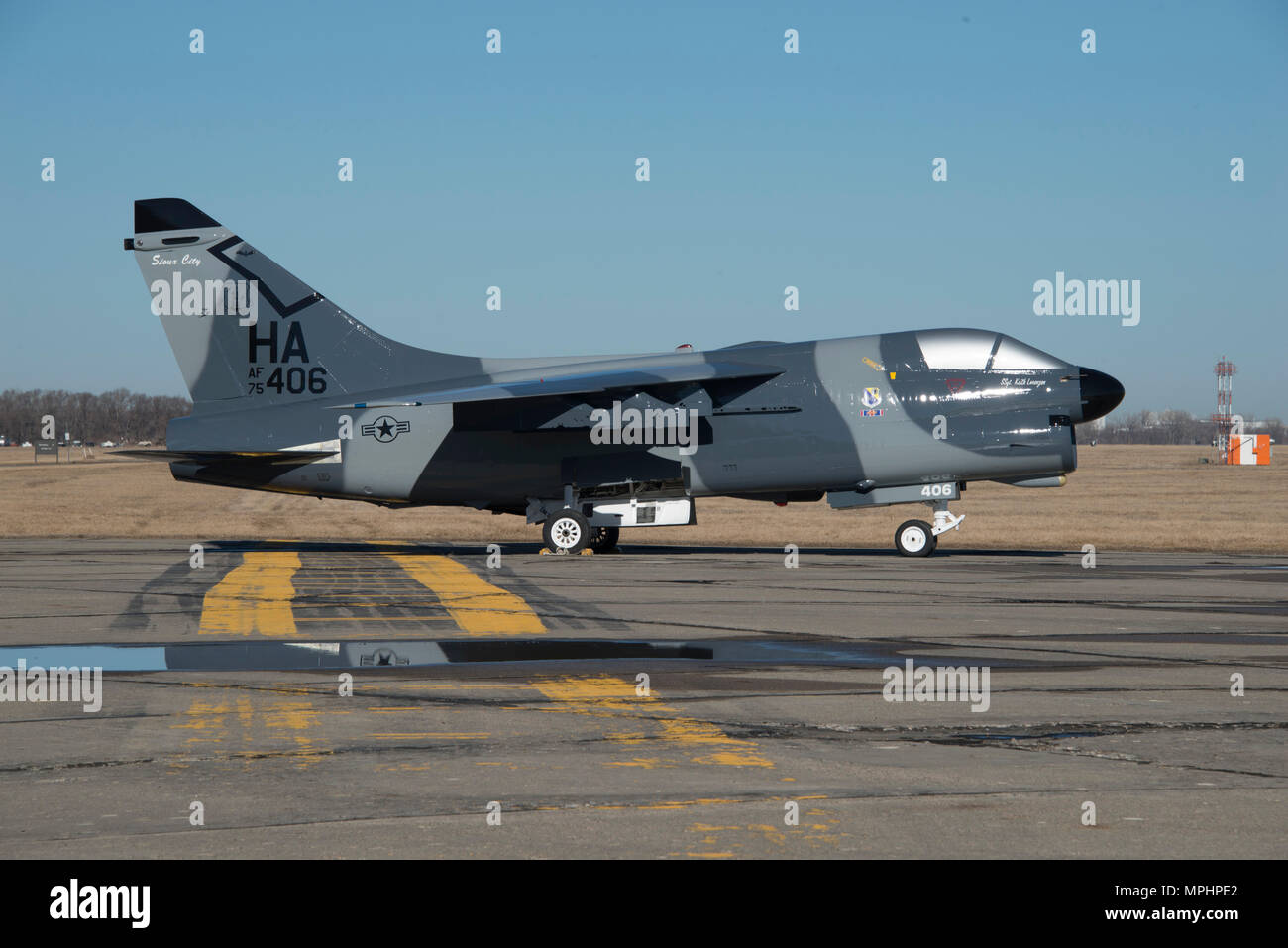 Eine frisch gestrichene A-7D Corsair II, außerhalb der Air National Guard Paint Facility in Sioux City, Iowa am 17. Februar 2017. Das Flugzeug ist mit grauen Farbtönen zeigen, wie es aussieht, wenn in der letzten in den frühen 1990er Jahren flog gemalt. Der Schwanz Anzahl HA406 in Sioux City, Iowa, die die A-7 von März 1977 bis März 1992 flog in die 185 Fighter Wing zugewiesen wurde. Us Air National Guard Foto von Master Sgt. Vincent De Groot/freigegeben Stockfoto