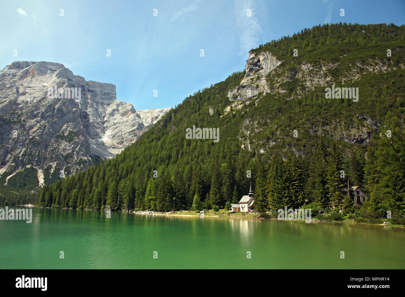 Pragser See in den Dolomiten, Seekofel im Hintergrund, Südtirol, Italien Stockfoto