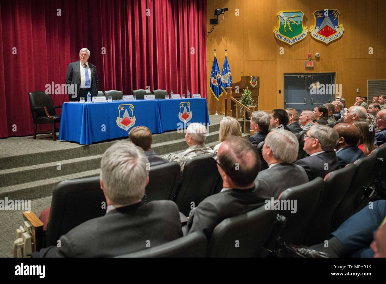 Maxwell AFB, AL-Der Herr Abgeordnete Newt Gingrich 50 Sprecher der US-Repräsentantenhaus führt eine Forschung Podiumsdiskussion am Air War College vom 16. März 2017. Das Gremium beriet Raum Forschung und Entwicklung zusammen mit anderen technologischen Entwicklungen. Lautsprecher Gingrichs Besuch in der Universität ist damit die bidirektionale Kommunikation für die Studenten und Dozenten aus seinen Erfahrungen in Washington D.C. zu lernen generieren und für ihn über die AU Forschung auf Air Force Space Initiativen zu erfahren. (USAF Foto von Donna L. Burnett/freigegeben) Stockfoto