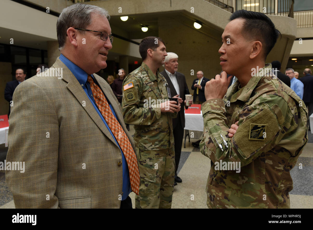 Brig. Gen. Mark Spielzeug, US-Armee Korps der Ingenieure großen Seen und Ohio River Division Commander, spricht mit Mike Wilson, Nashville Bezirk Stellvertreter für Programme und Projekt Management, während der ersten jährlichen Nashville Bezirk Small Business Opportunities Open House an der Tennessee State University in Nashville, Tennessee, 16. März 2017. Die Veranstaltung gab den Führungskräften den direkten Zugriff auf Nashville Bezirk Beamte aus der gesamten Organisation. (USACE Foto von Leon Roberts) Stockfoto