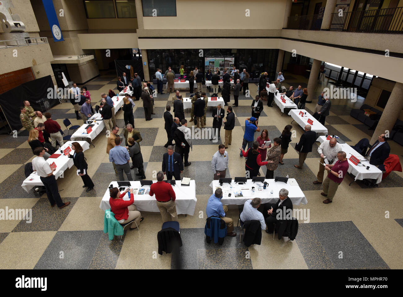 Über 120 Führungskräfte konnten während der ersten jährlichen Nashville Bezirk Small Business Opportunities Open House an der Tennessee State University in Nashville, Tennessee, 16. März 2017. (USACE Foto von Leon Roberts) Stockfoto