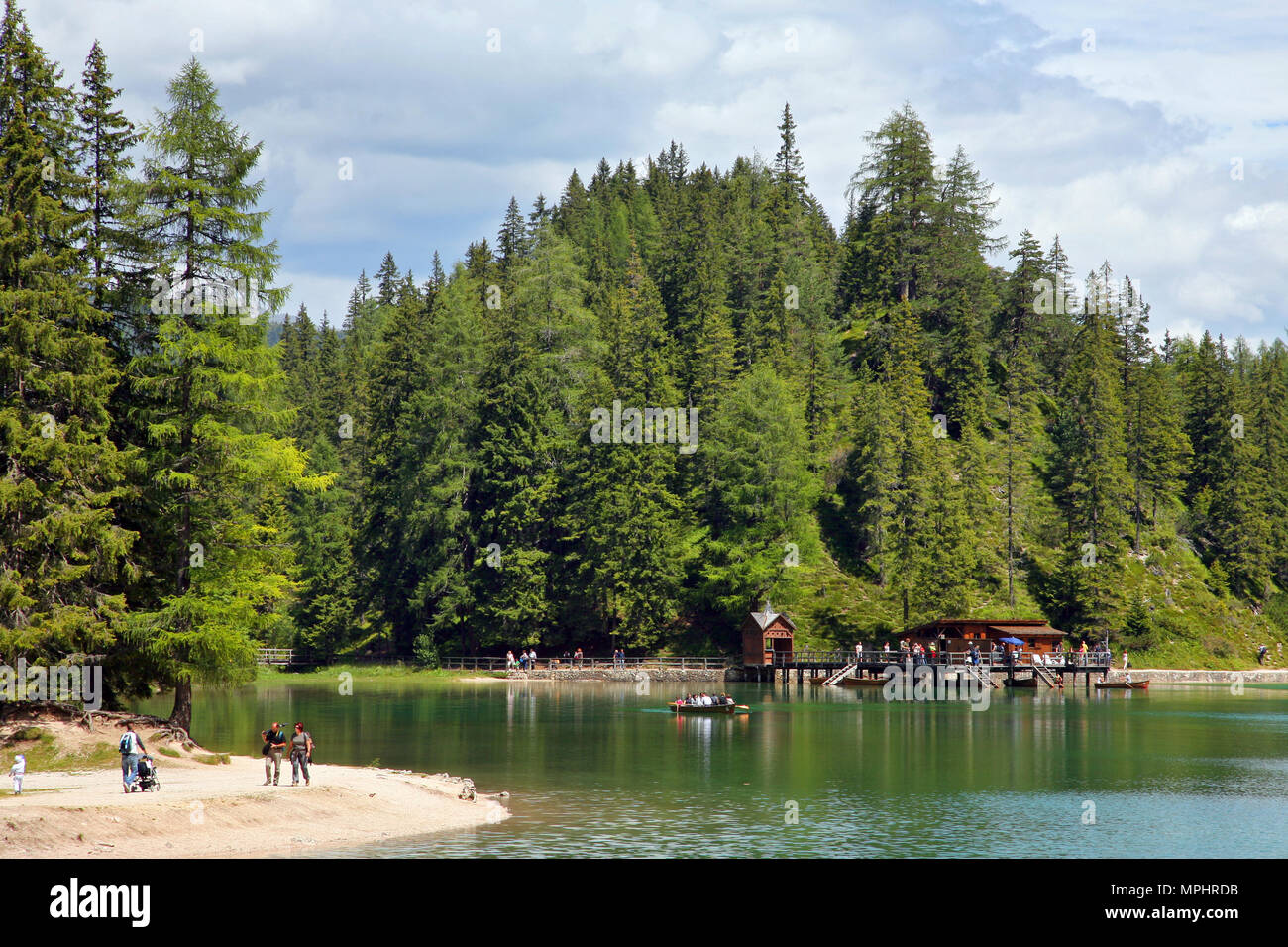 Pragser See in den Dolomiten, Seekofel im Hintergrund, Südtirol, Italien Stockfoto