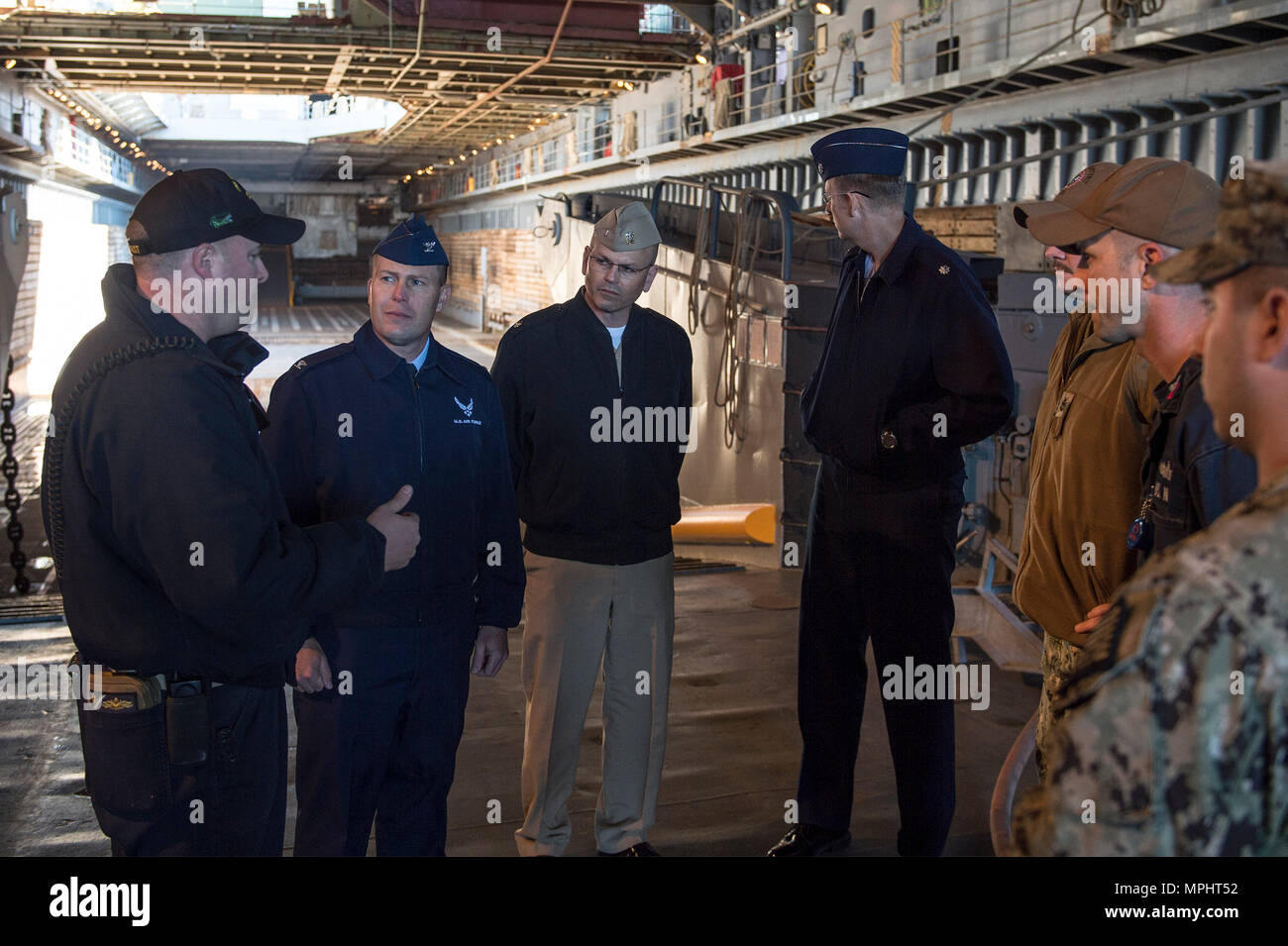 170316-N-NX 690-251 CHARLESTON, S.C. (Mar. 16, 2017) Leutnant David heidnischen gibt eine Tour von Amphibischen dock Landung Schiff USS Langley (LSD 41), US Air Force Colonel Rick Mathews, Commander, Joint Base Charleston. (U.S. Marine Foto von Mass Communication Specialist 3. Klasse Josua M. Tolbert/Freigegeben) Stockfoto