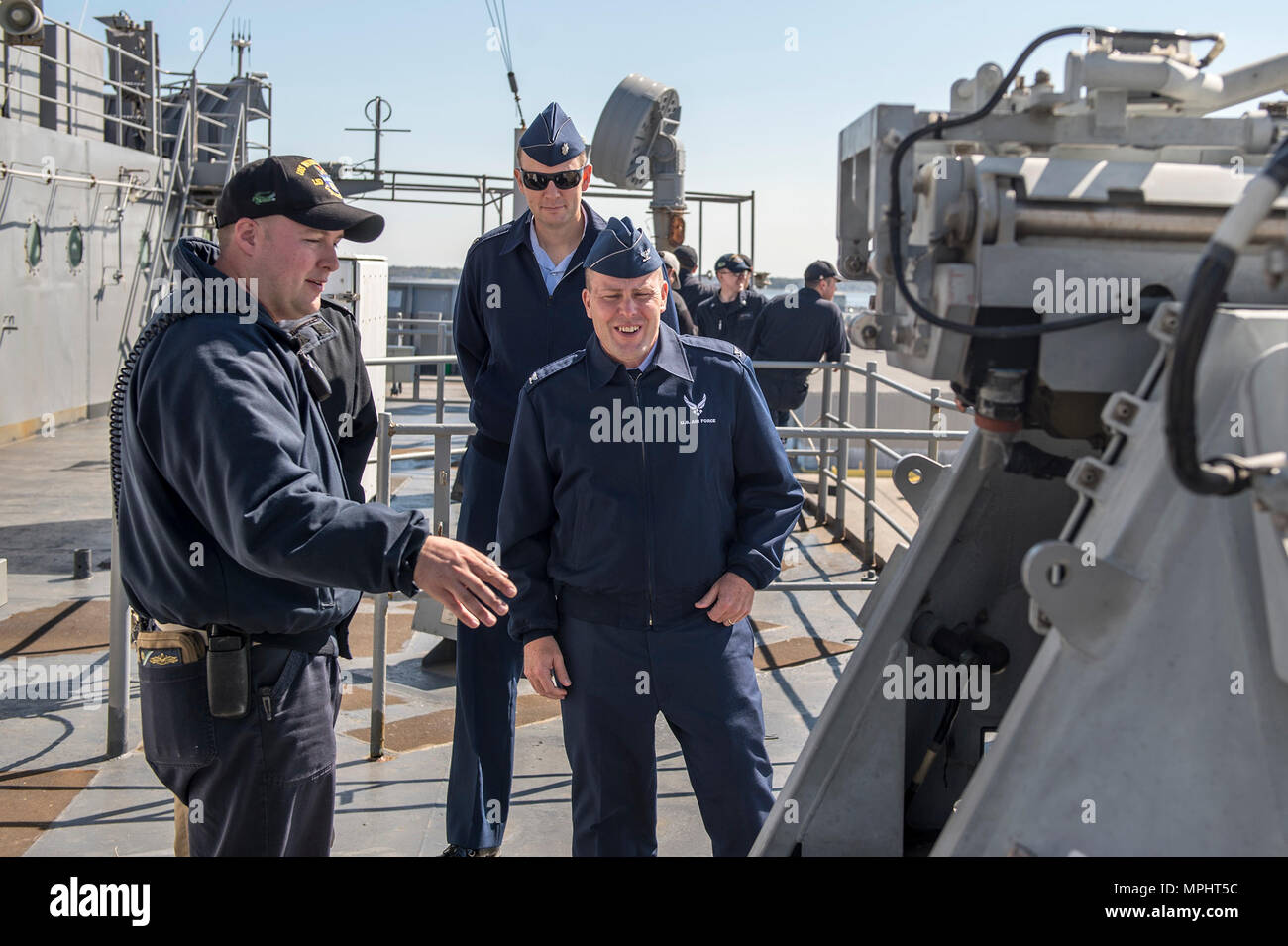 170316-N-NX 690-194 CHARLESTON, S.C. (Mar. 16, 2017) Leutnant David heidnischen gibt eine Tour von Amphibischen dock Landung Schiff USS Langley (LSD 41), US Air Force Colonel Rick Mathews, Commander, Joint Base Charleston. (U.S. Marine Foto von Mass Communication Specialist 3. Klasse Josua M. Tolbert/Freigegeben) Stockfoto