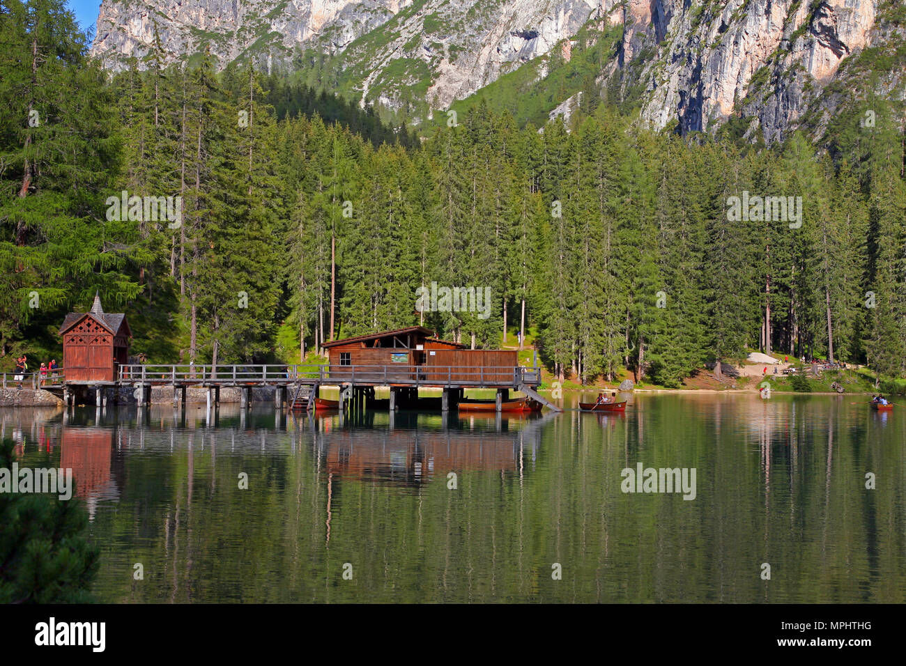 Pragser See in den Dolomiten, Seekofel im Hintergrund, Südtirol, Italien Stockfoto